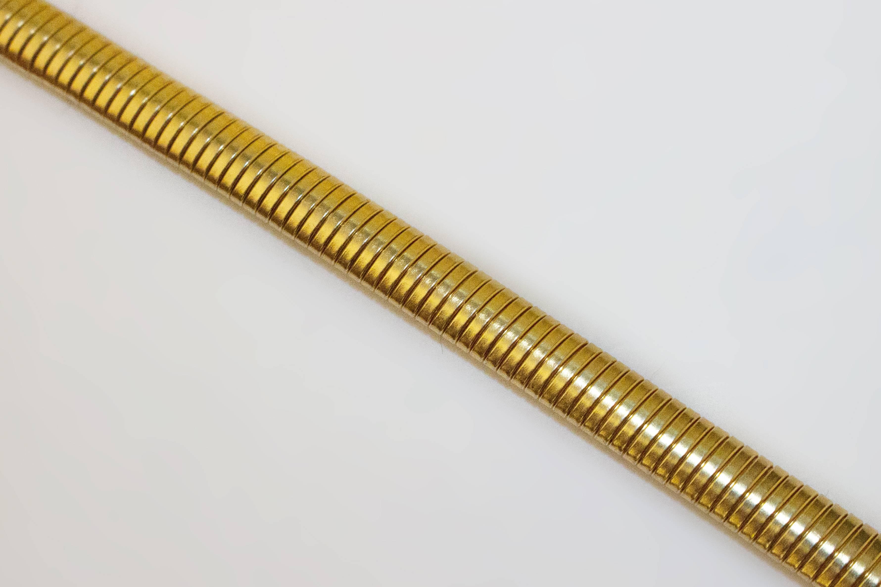 70s gold tone petite stretch belt. 

Measurements: 
25 inches laying flat
can stretch up to 28 inches 