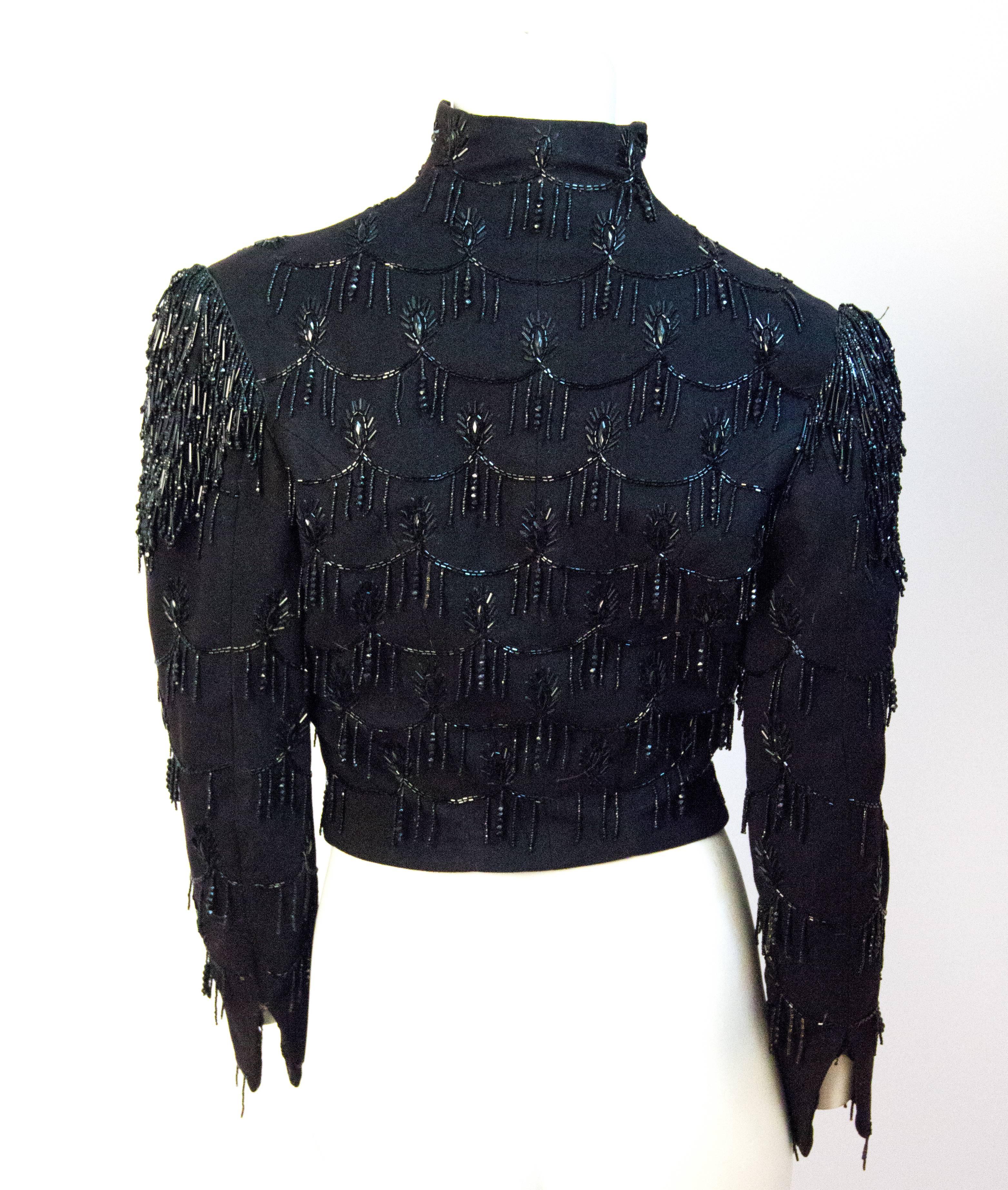 Noir Veste victorienne en laine noire avec ornements en perles de jais et franges perlées à l'épaule en vente