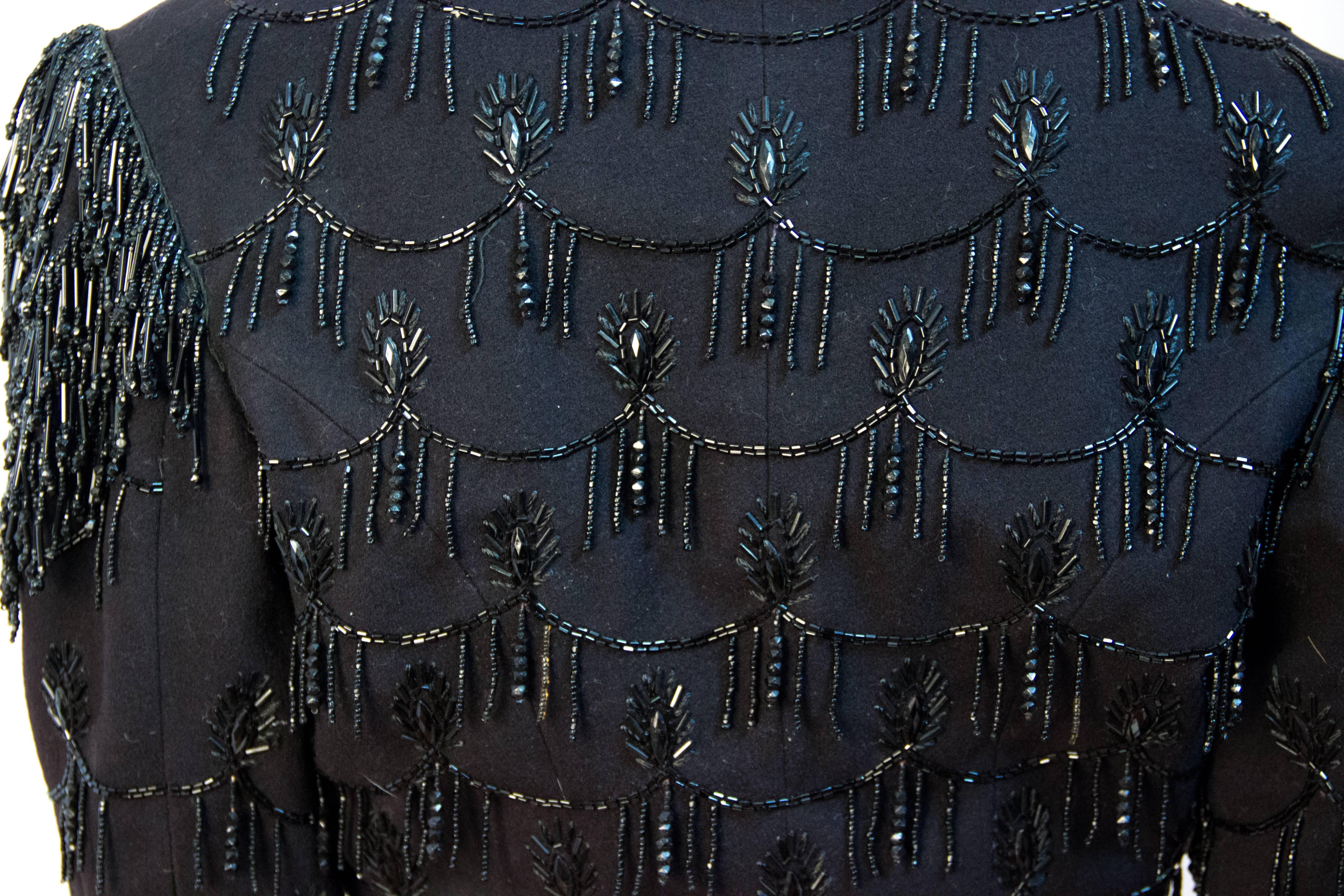 Veste victorienne en laine noire avec ornements en perles de jais et franges perlées à l'épaule Excellent état - En vente à San Francisco, CA