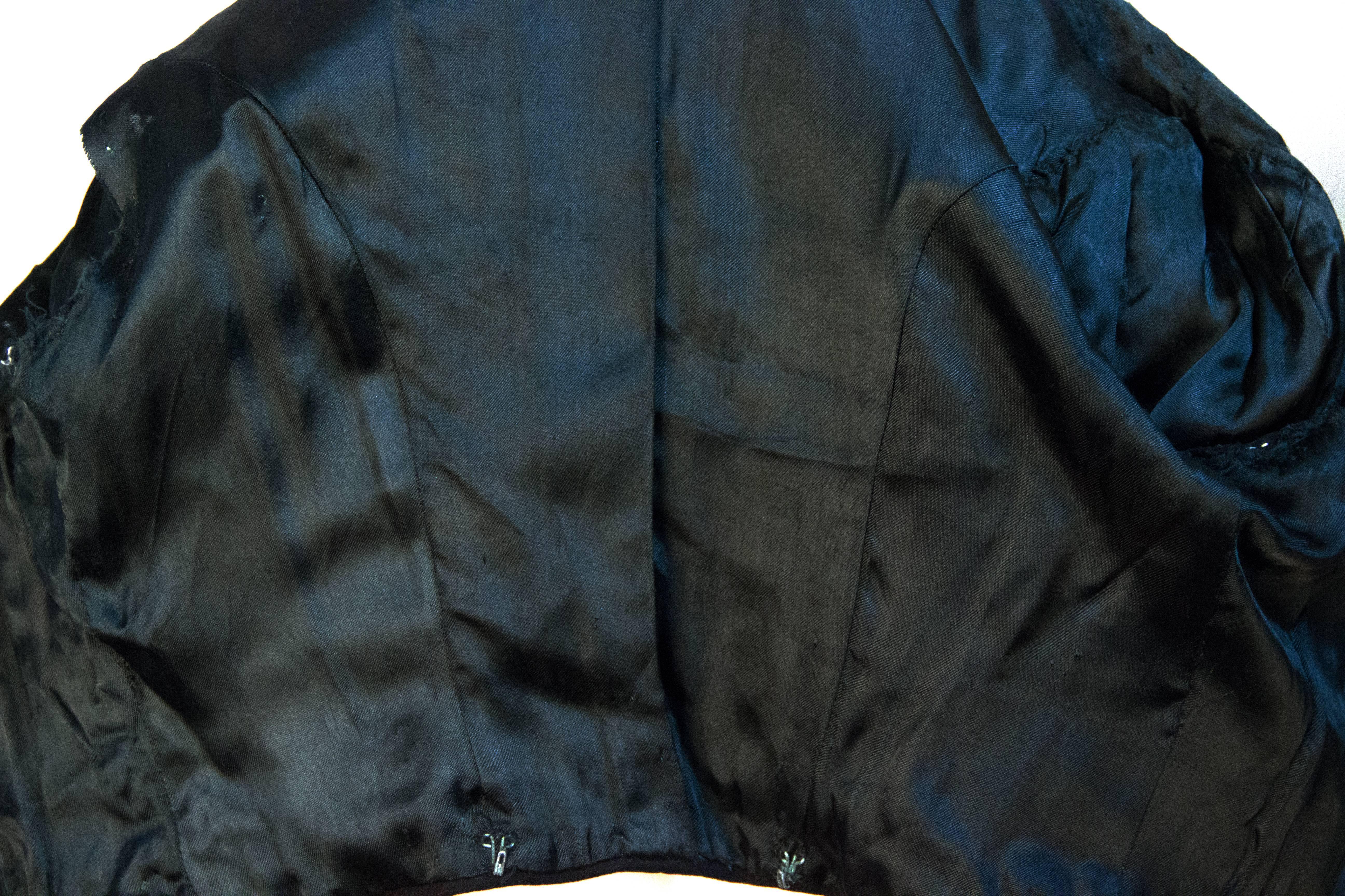 Veste victorienne en laine noire avec ornements en perles de jais et franges perlées à l'épaule Pour femmes en vente