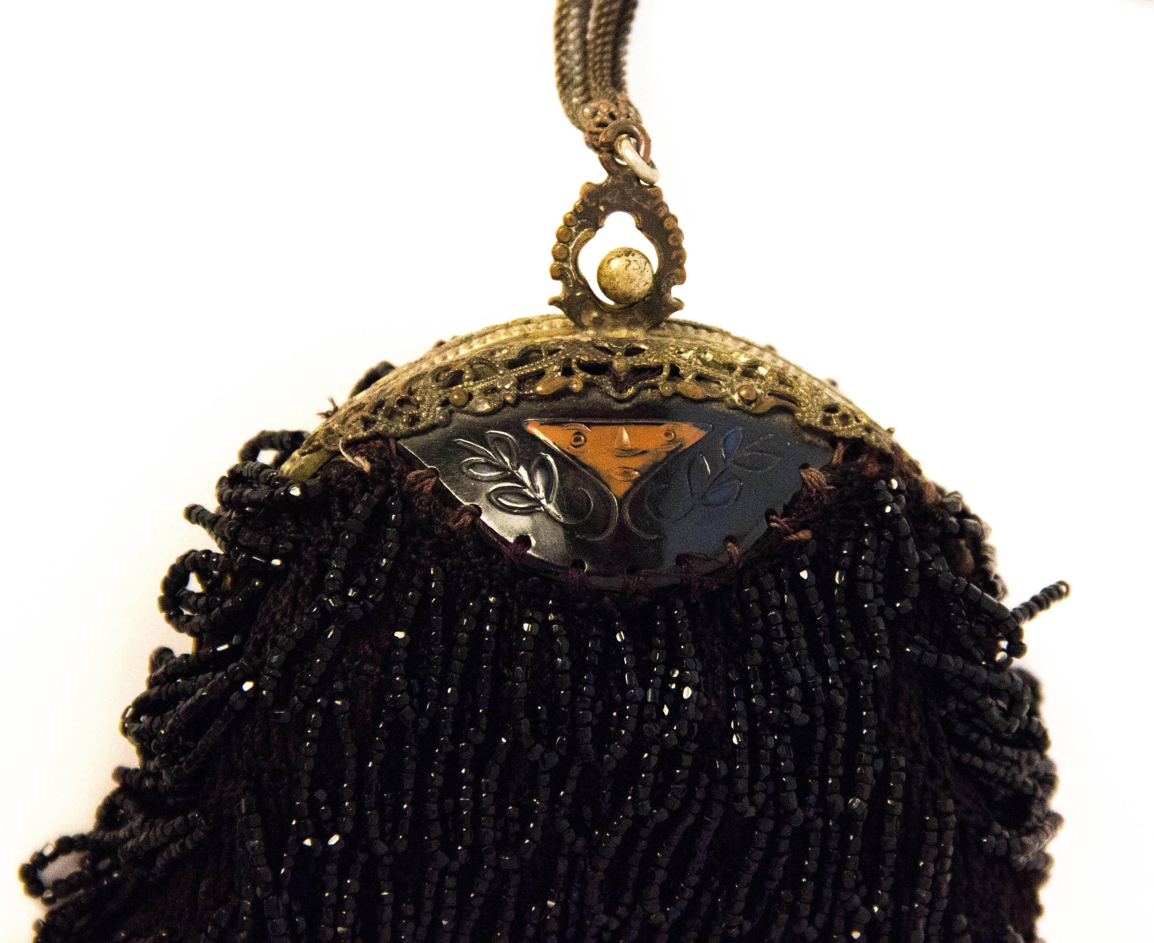 Viktorianische Tasche aus den 1890er Jahren mit schwarzen Perlen, filigranem Rahmen und geschnitzten Details  (Schwarz) im Angebot