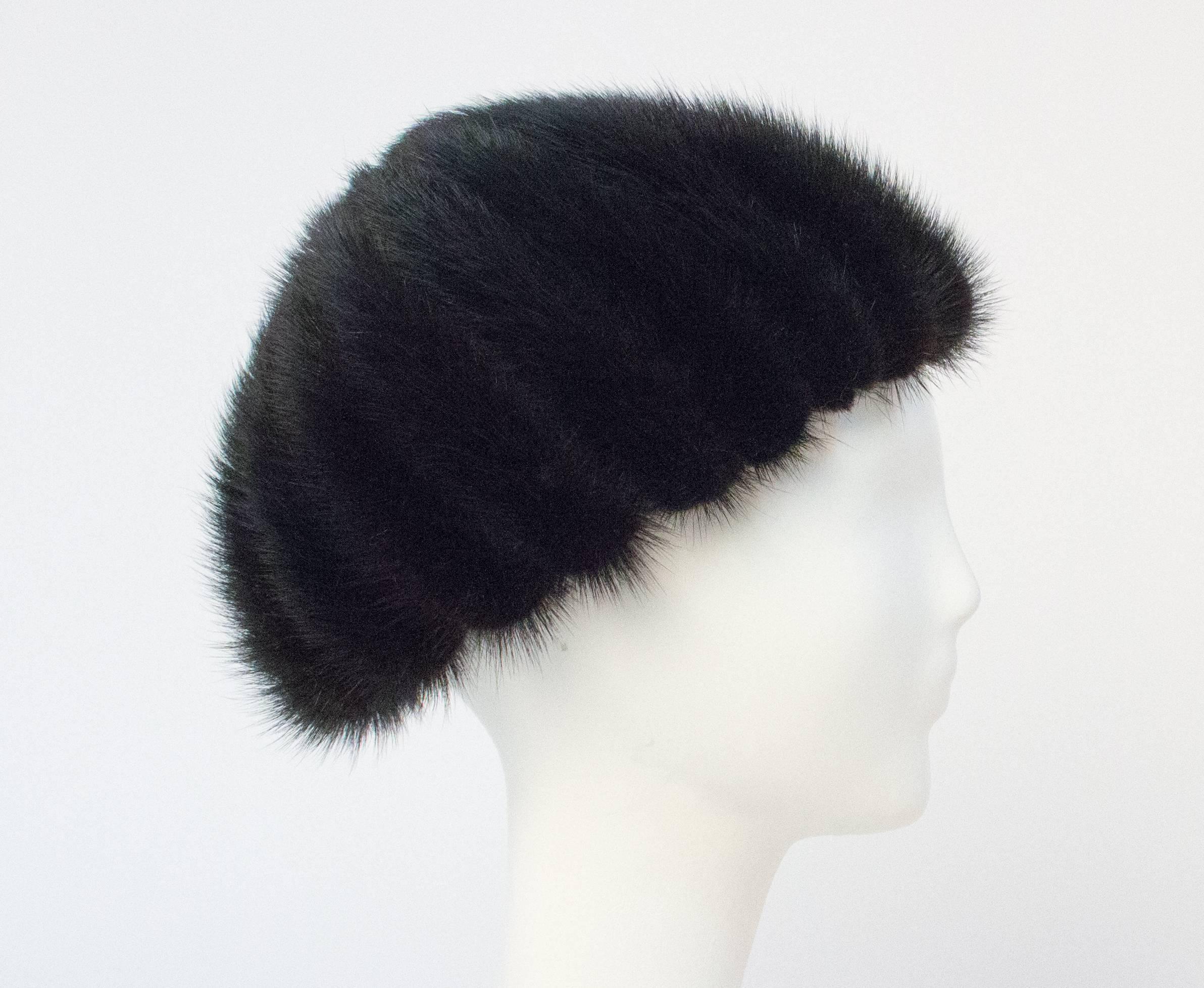 60s Dark Brown Mink Strip Hat. Lined in black woven fabric. Interior elastic hat band. 

Measurements:
22 inch interior circumference 