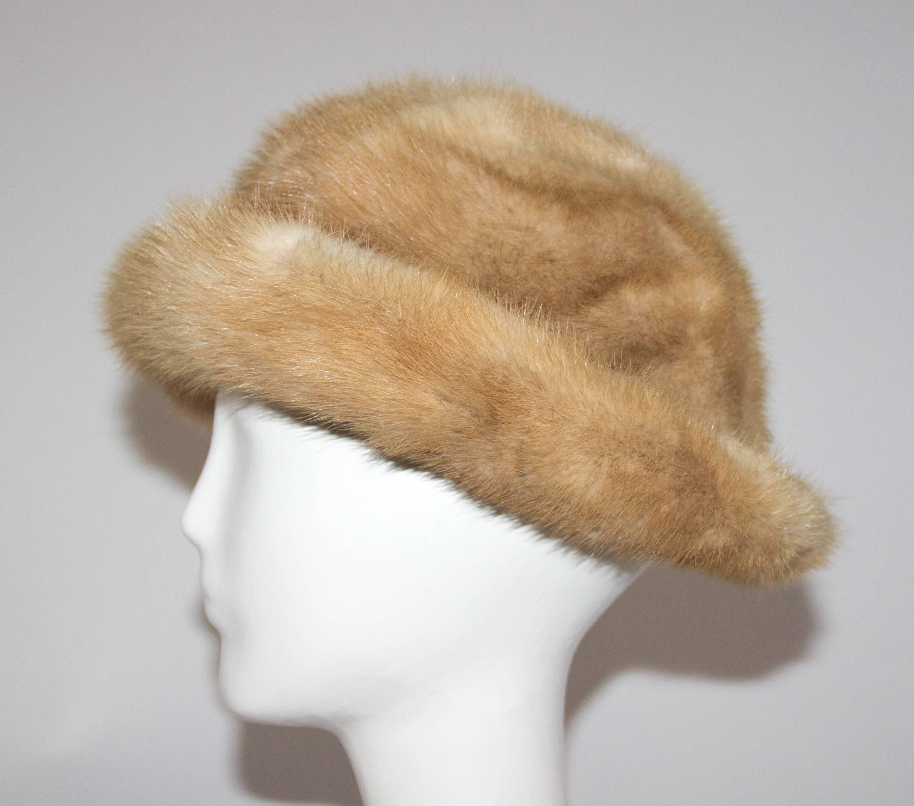60s Honey Blonde Mink Hat. Fully lined. Gros grain interior lining. 

21 1/2" circumference 