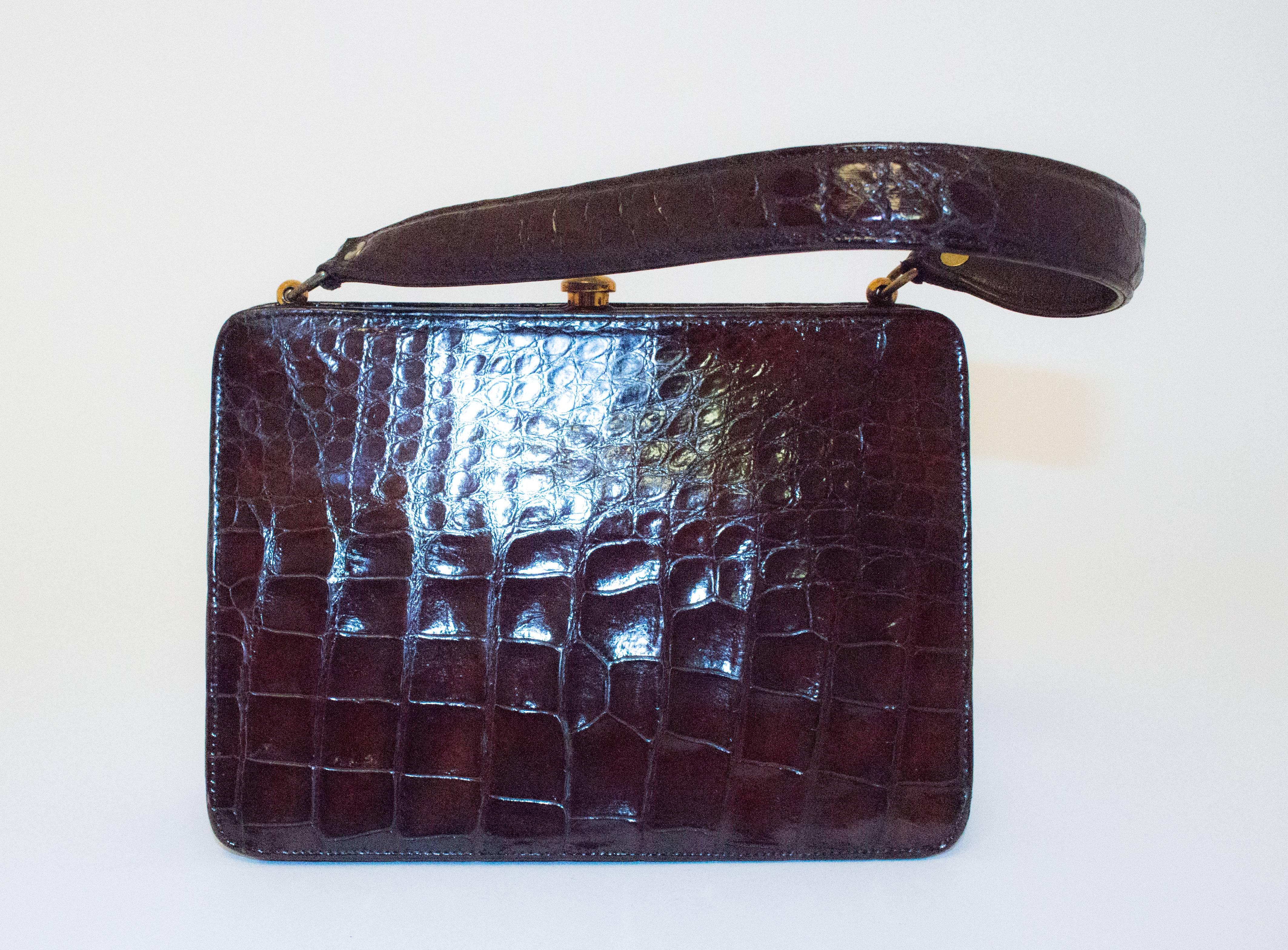 40s Brown Alligator Handbag. 

Demensions: 10" x 7"
Depth: 3 1/4" 
Strap: 16" 