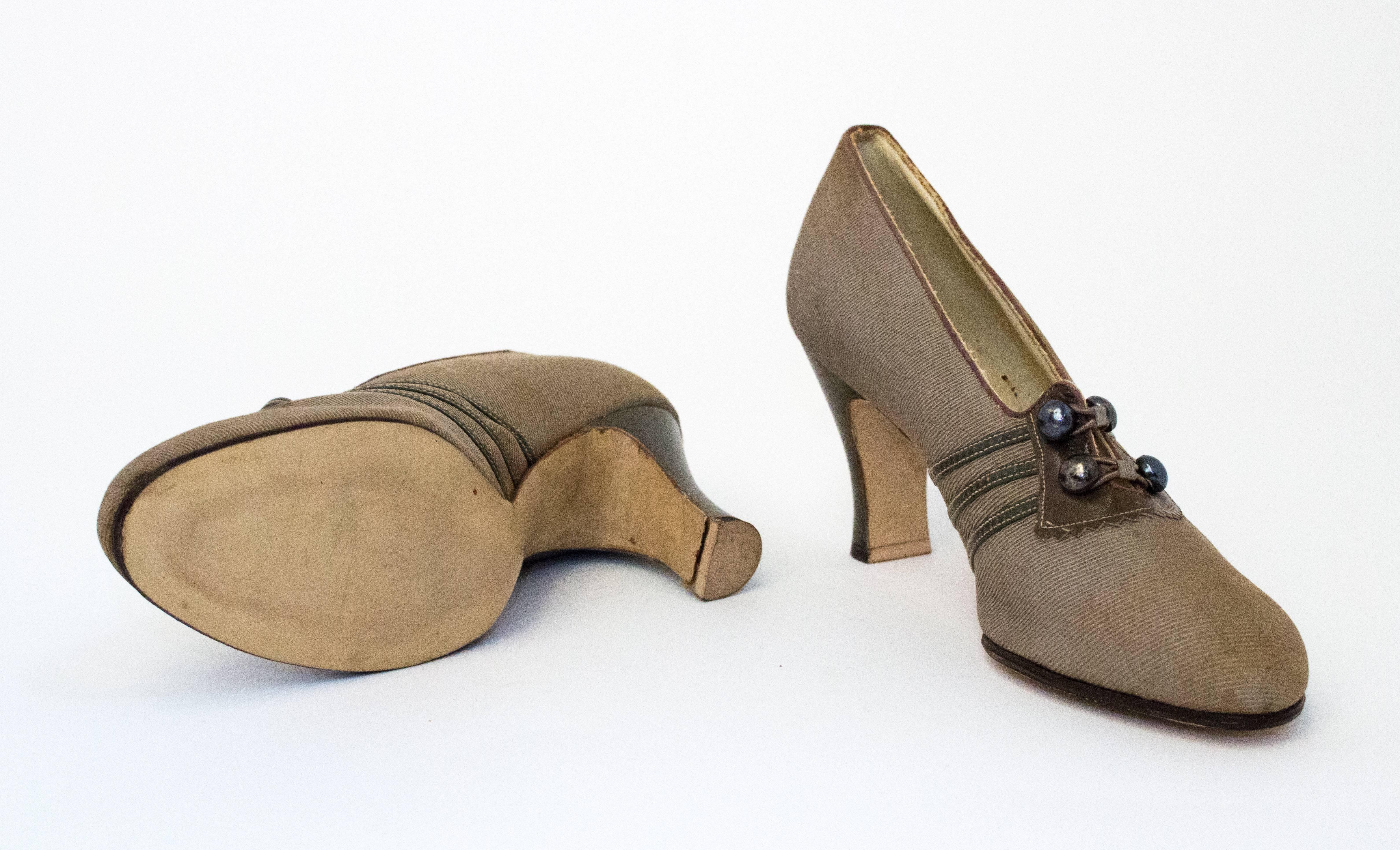 Marron Chaussures à talons en tissu brun clair avec détails en cuir gris (années 20)   en vente