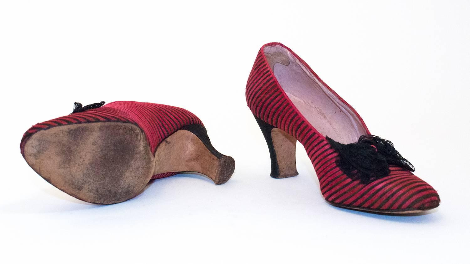 Magentafarbene gestreifte Heels mit Spitzenschleife aus den 20er Jahren (Braun) im Angebot