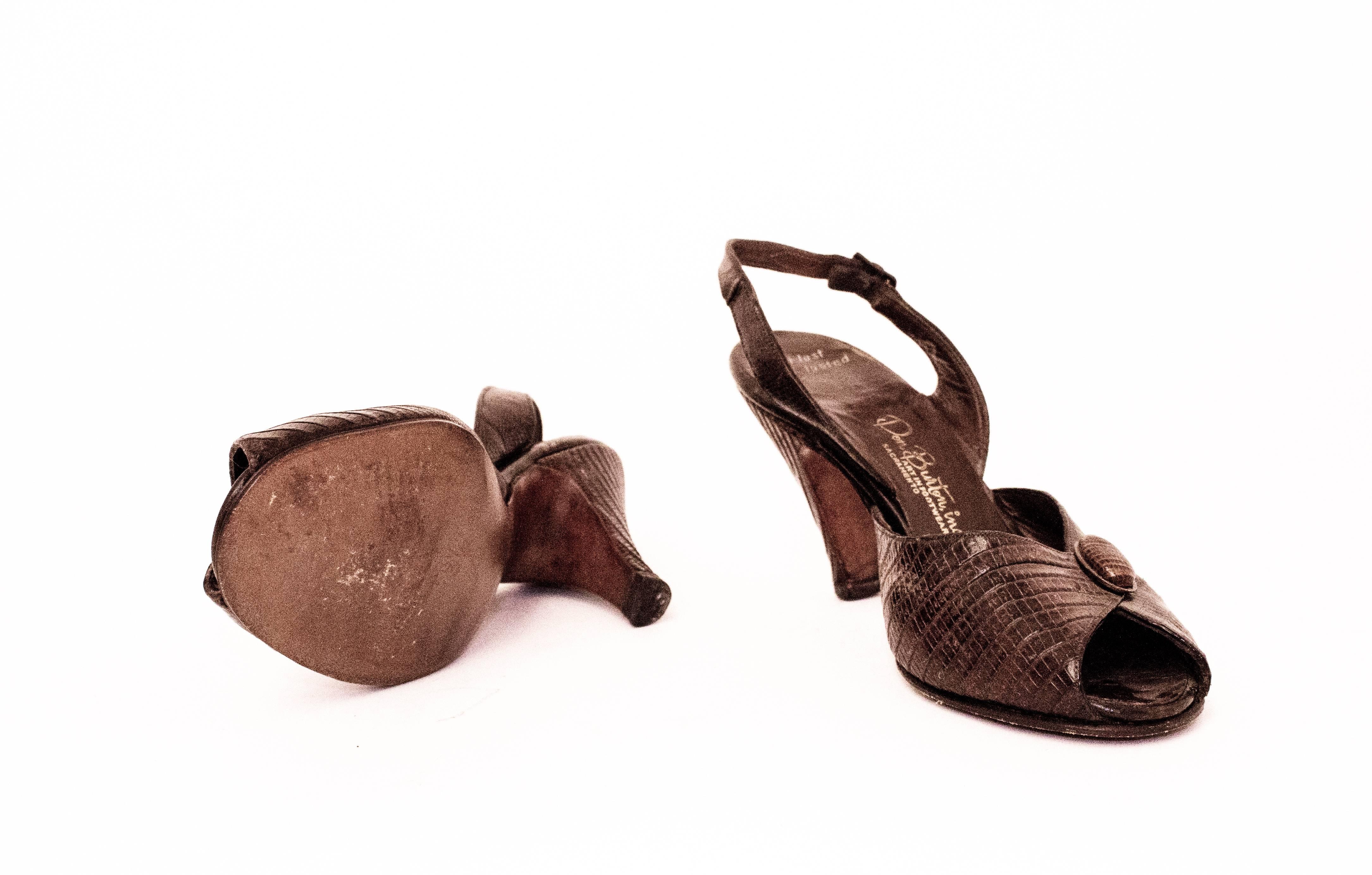 Noir Chaussures à talons à bout ouvert avec bride en forme de reptile, années 50 en vente