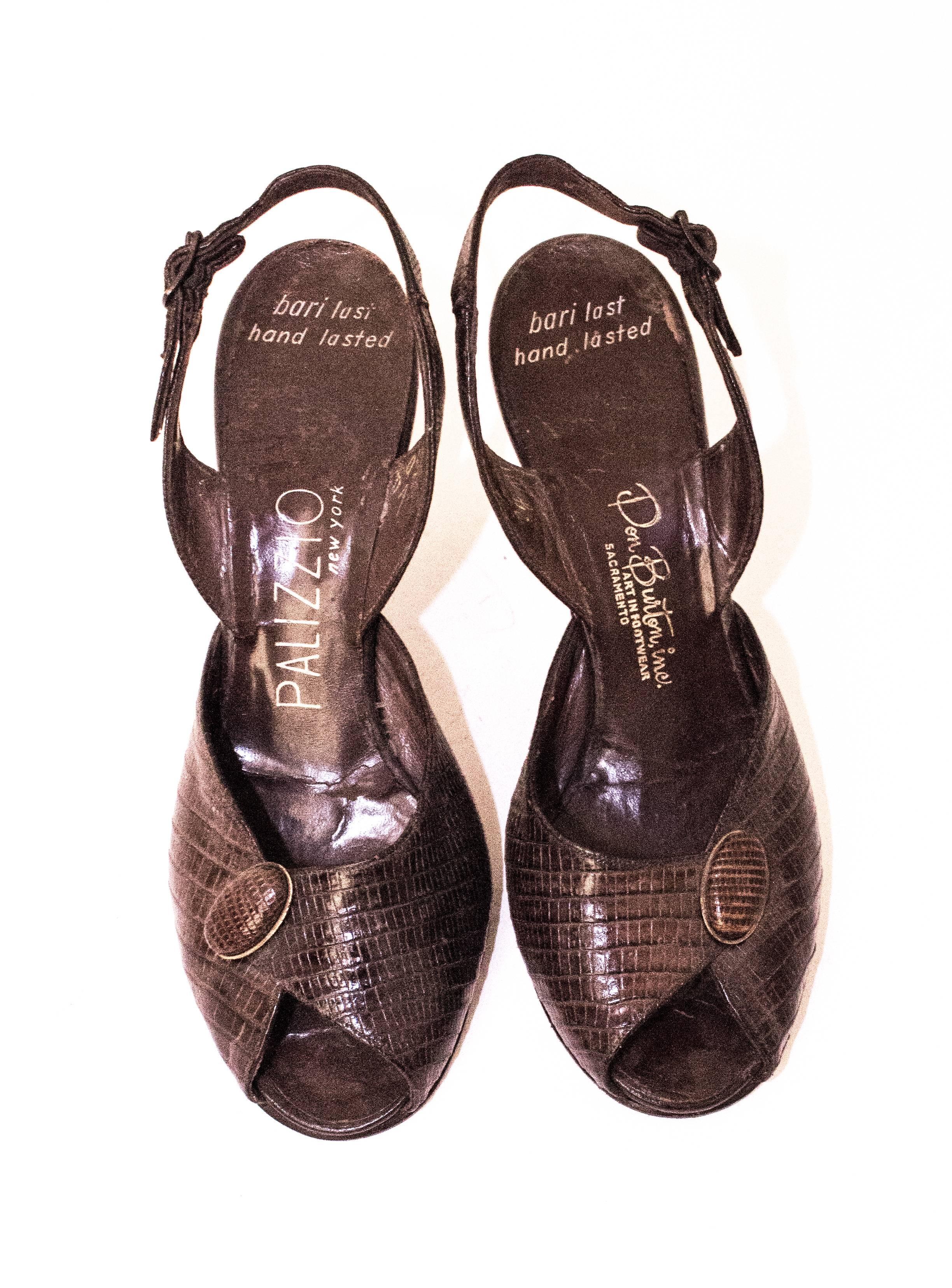 chaussures à talons peep-toe en reptile des années 50. Semelles en cuir. 

Mesures :
Semelle intérieure : 9