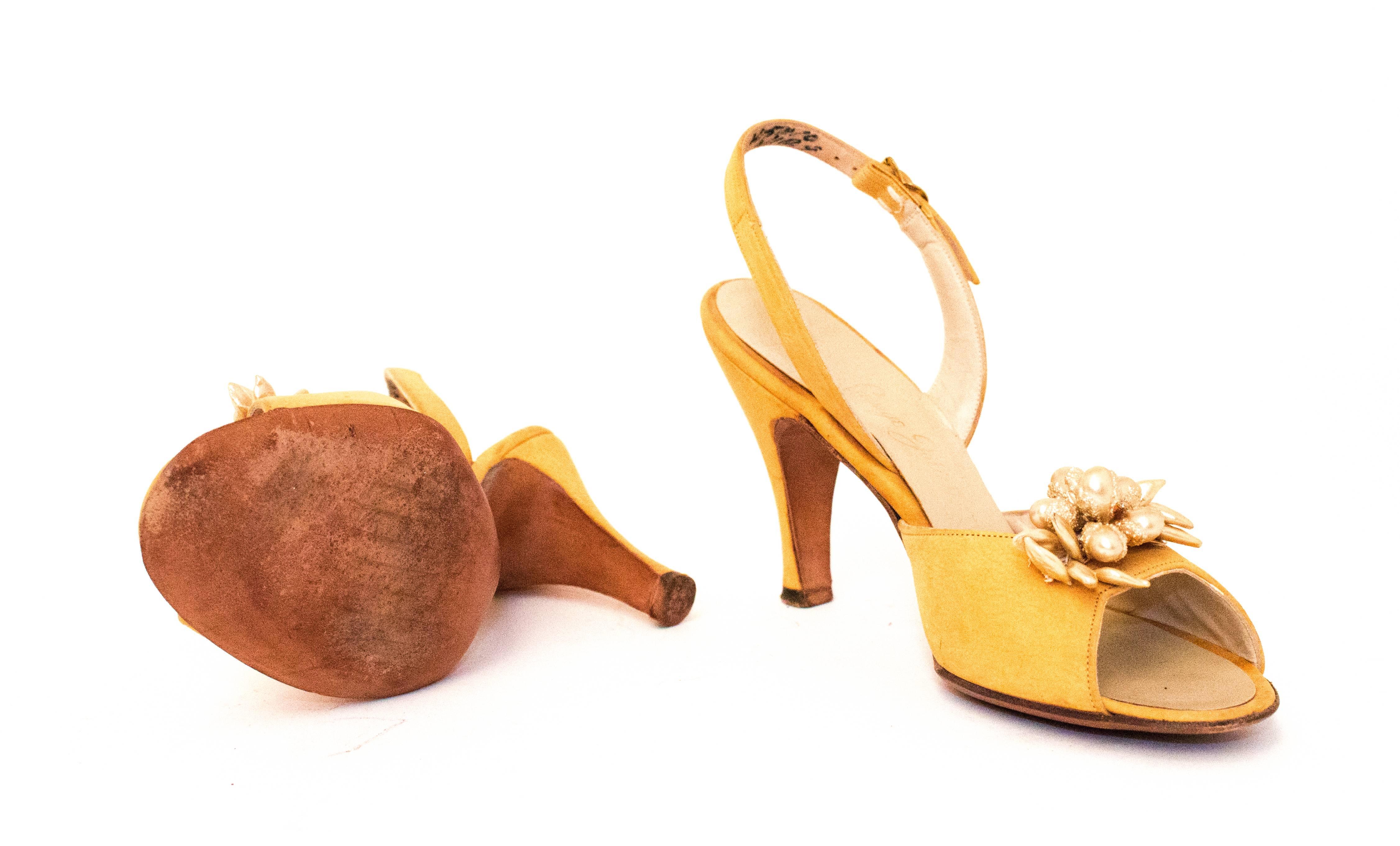 Jaune Chaussures à talon jaune moutarde avec ornements en perles, années 50 en vente