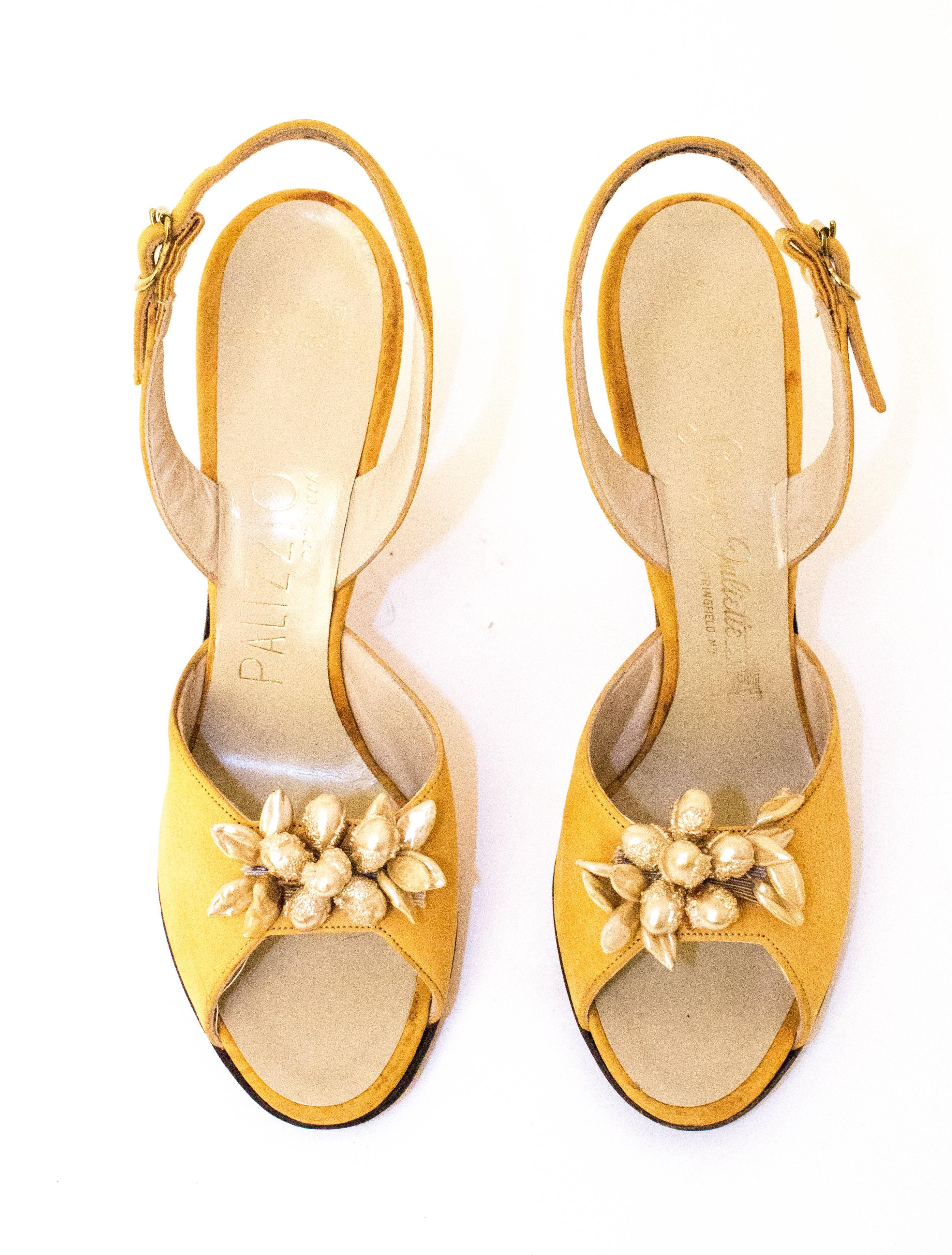 talon jaune moutarde des années 50 avec ornements en perles. La longueur du talon à l'orteil mesure 10 cm. La paume du pied mesure 10 cm. talon de 3 1/2.