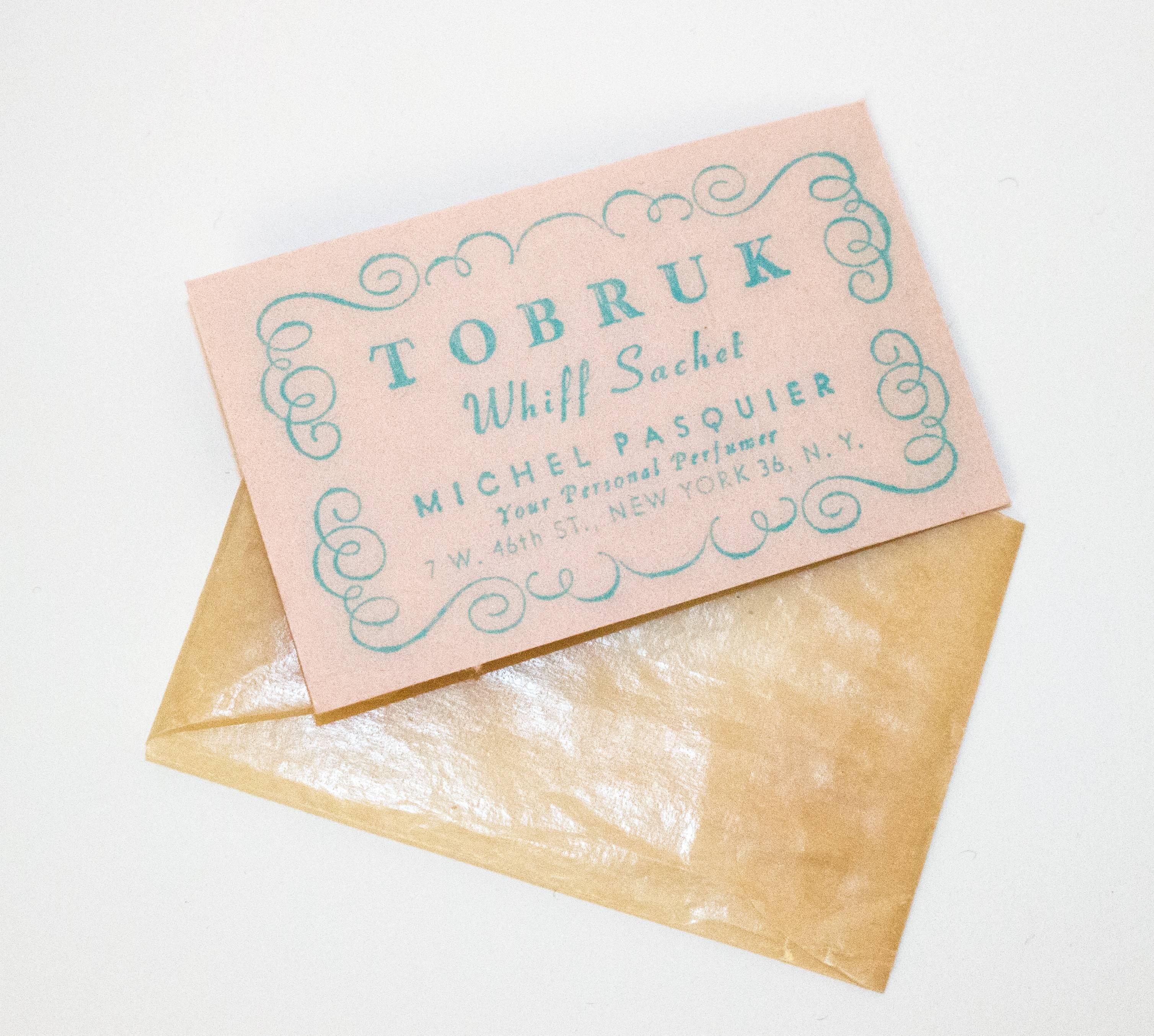 Set di rossetto, cipria e profumo dipinto a mano anni '40. Contenitori in tonalità oro. Scatola originale in carta pressata. Condizione di de-stock. 

Misure:

La scatola misura circa 5 1/2