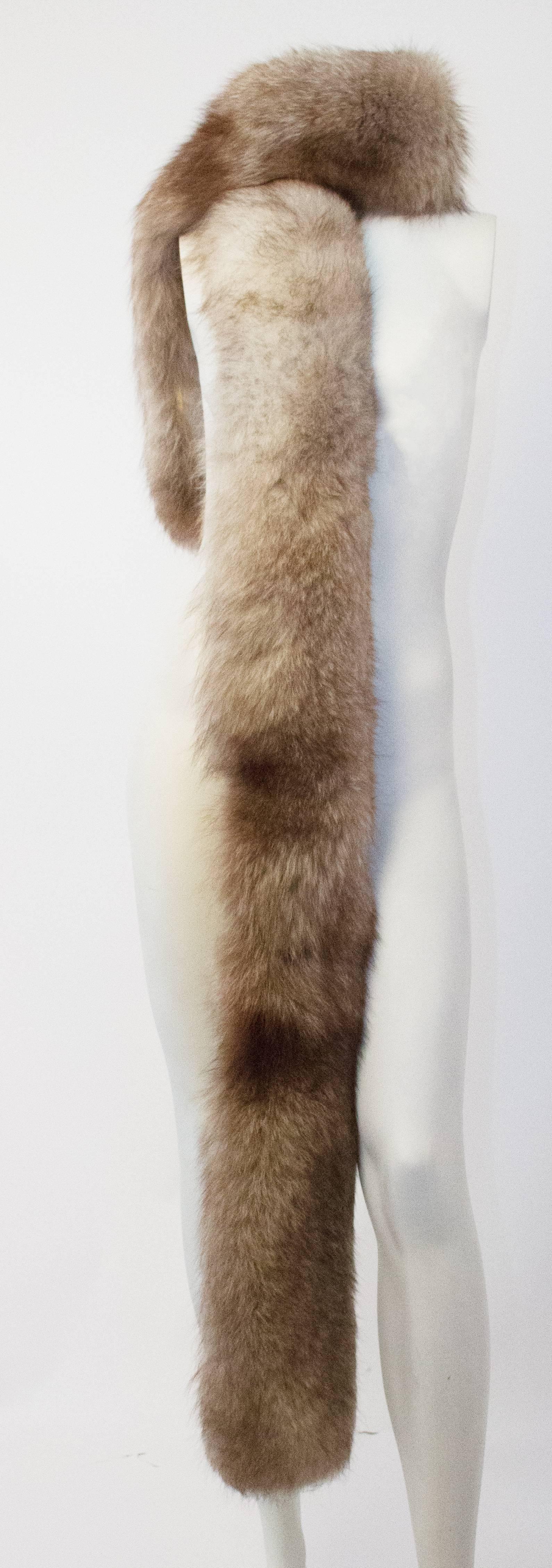 60s Natural Fox Long Boa. Velvet ribbon lining. Velvet arm straps. 

Measurements:
90