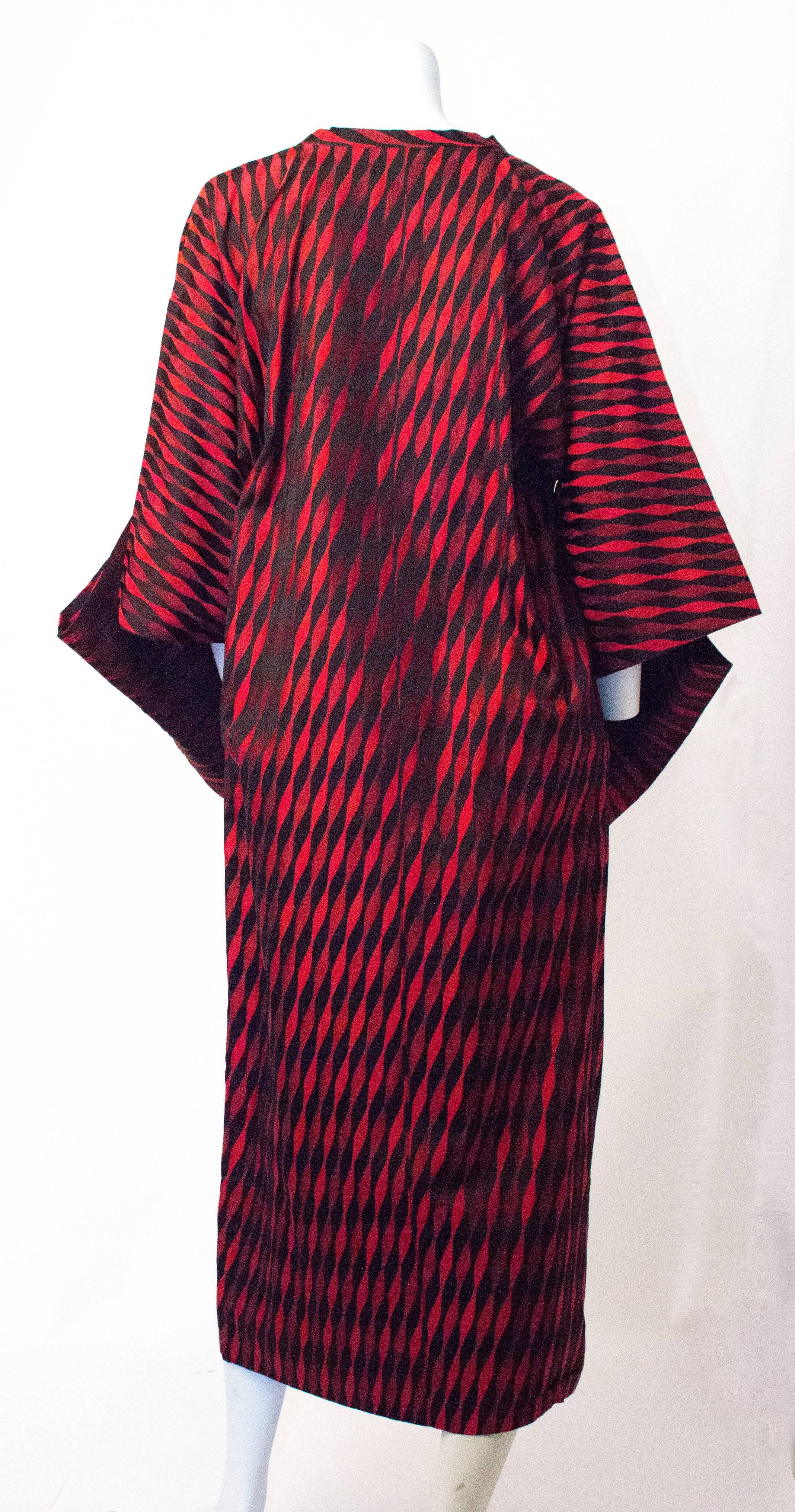 30s Red and Black Silk Kimono  In Excellent Condition For Sale In San Francisco, CA