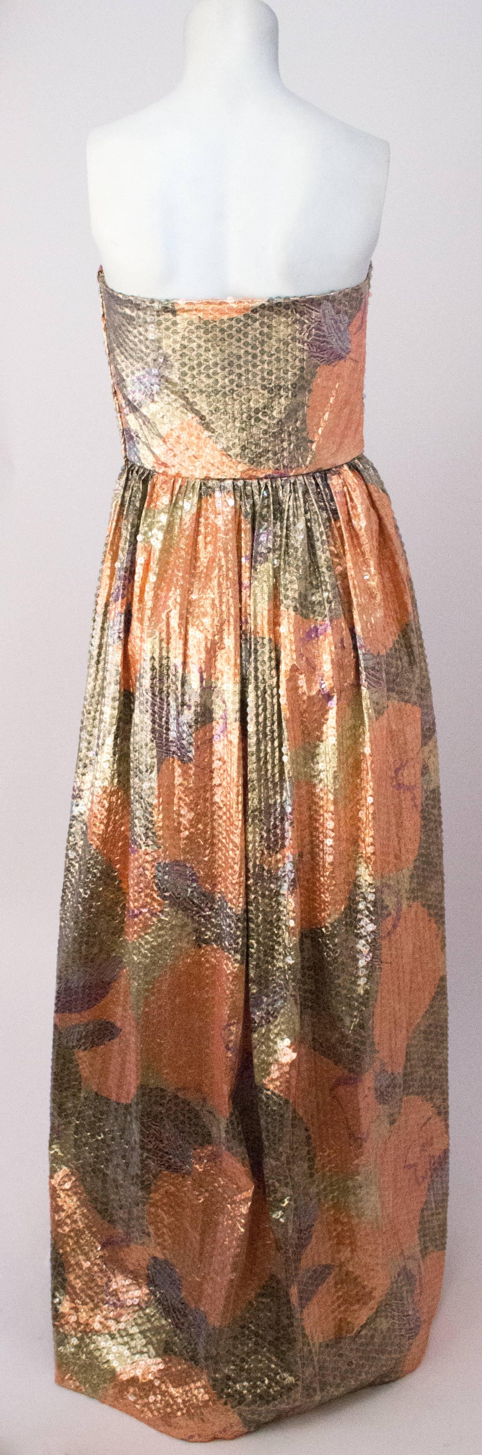 Marron Robe à paillettes sans bretelles pêche et argentée des années 60  en vente