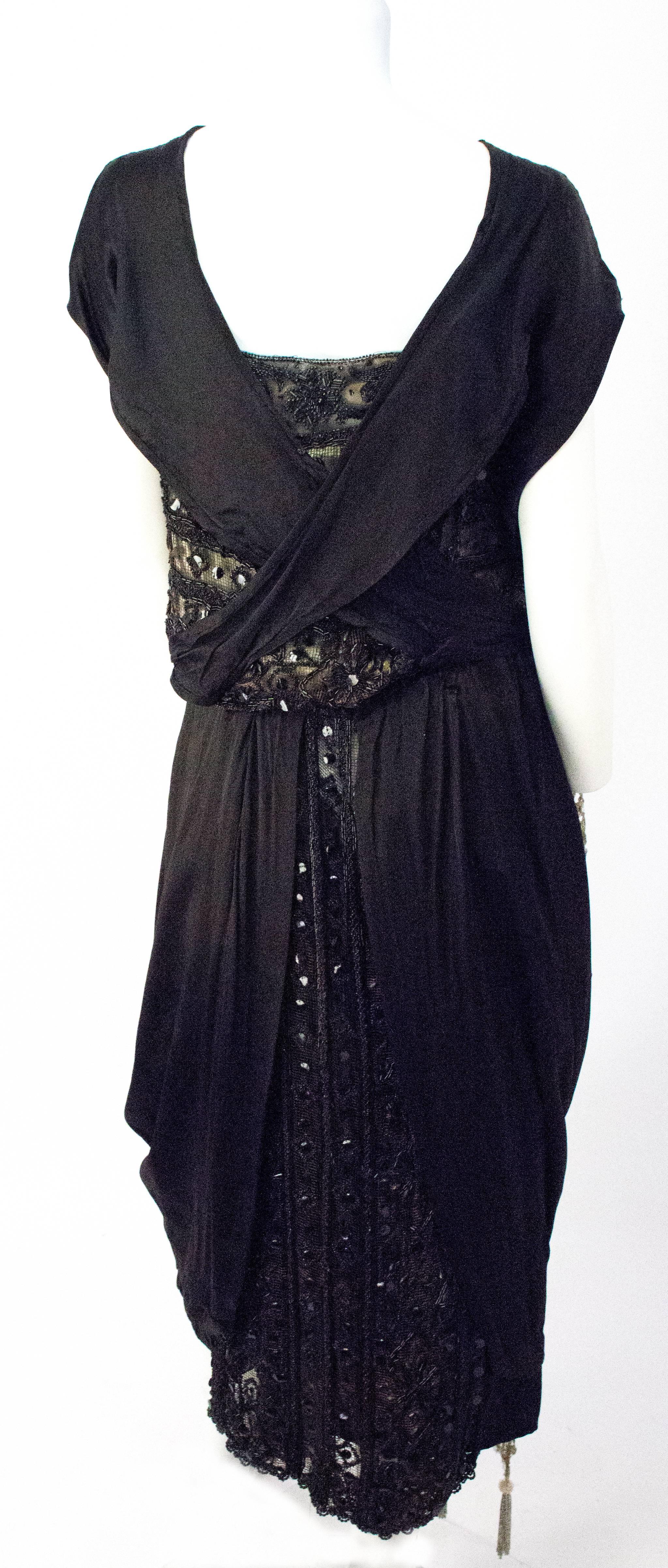 Edwardianisches Abendkleid aus schwarzer Seide mit silberner Lamé-Spitze und Perlenstickerei (Schwarz) im Angebot