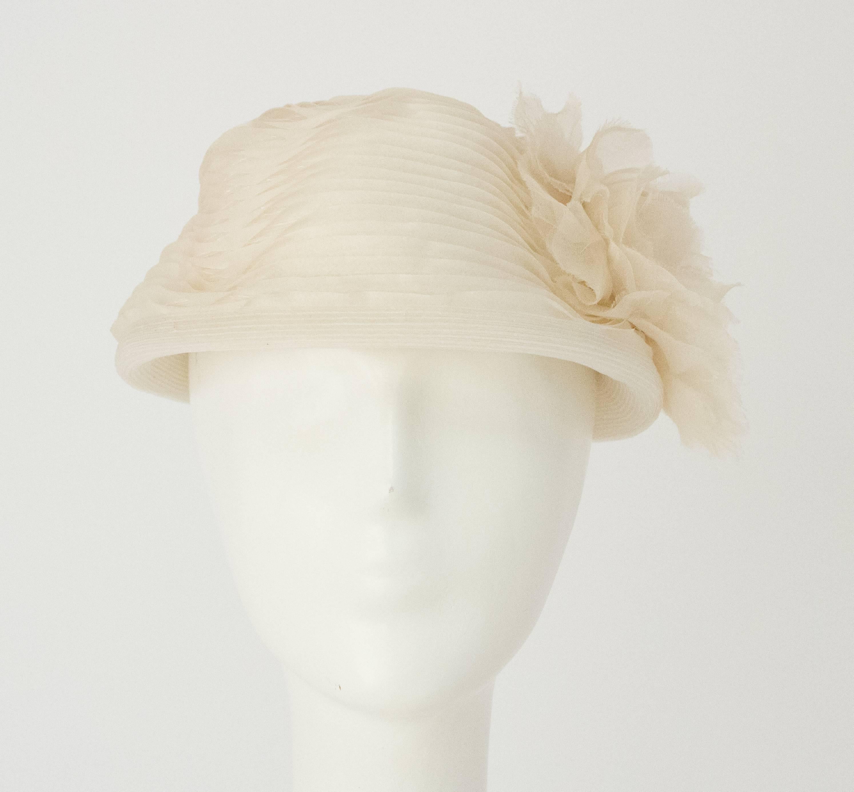 50s Schiaparelli White Organza & Horsehair Hat with Flower Adornment  In Excellent Condition In San Francisco, CA