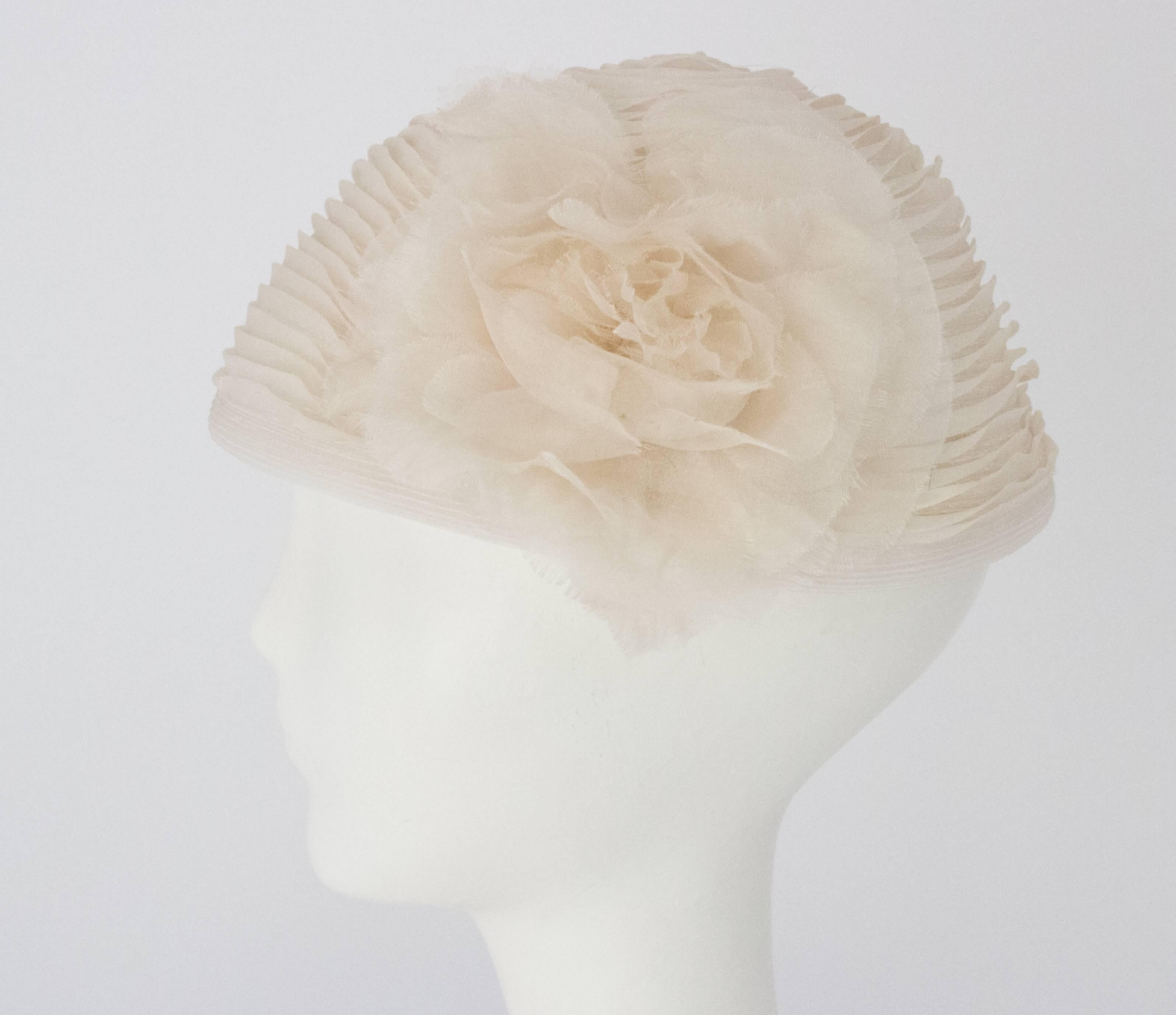 50s White Organza & Horsehair Hat with Flower Adornment. Very light weight.

Measurements:
Interior Circumference: 21 1/2 inches

