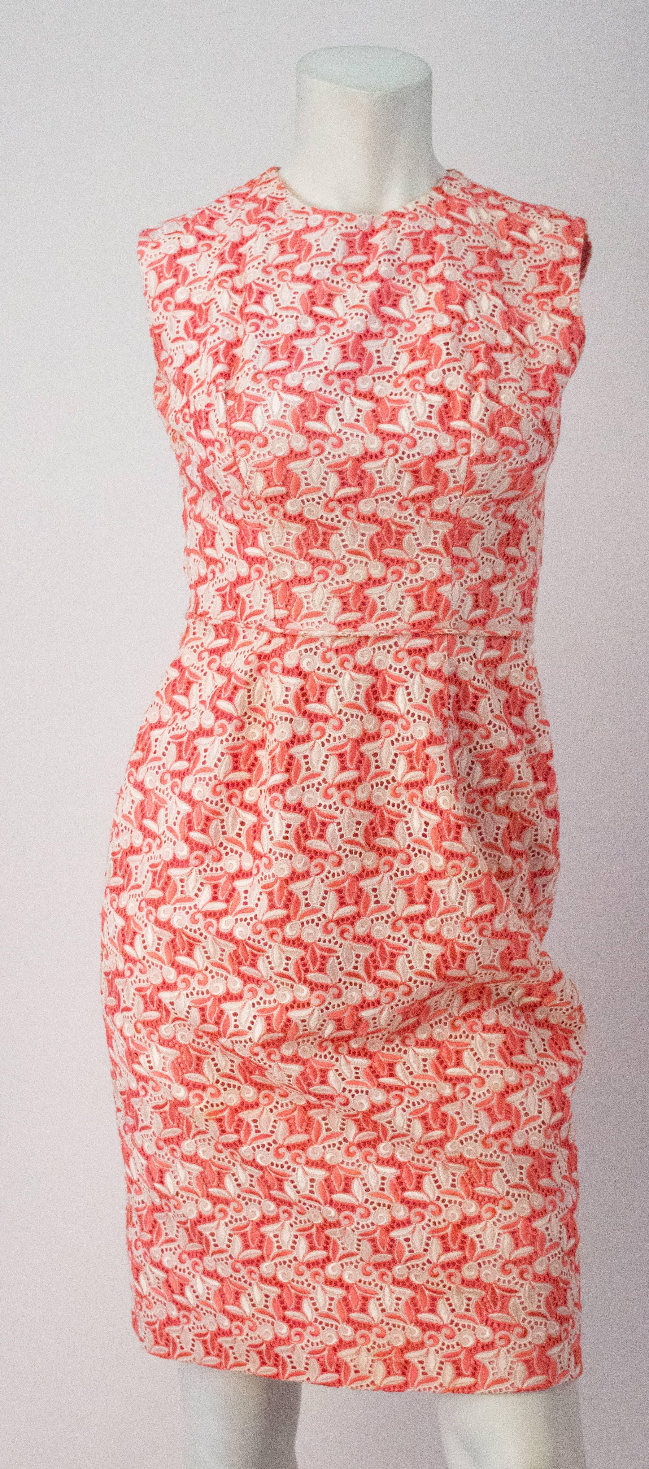 50er Jahre Nelke Rosa bestickt Baumwolle Öse Etuikleid mit passenden Bolero.  Juwelenausschnitt. 
Reißverschluss hinten aus Metall.

Dieses Set hat die folgenden Abmessungen:

Jacke
Schultern: 14