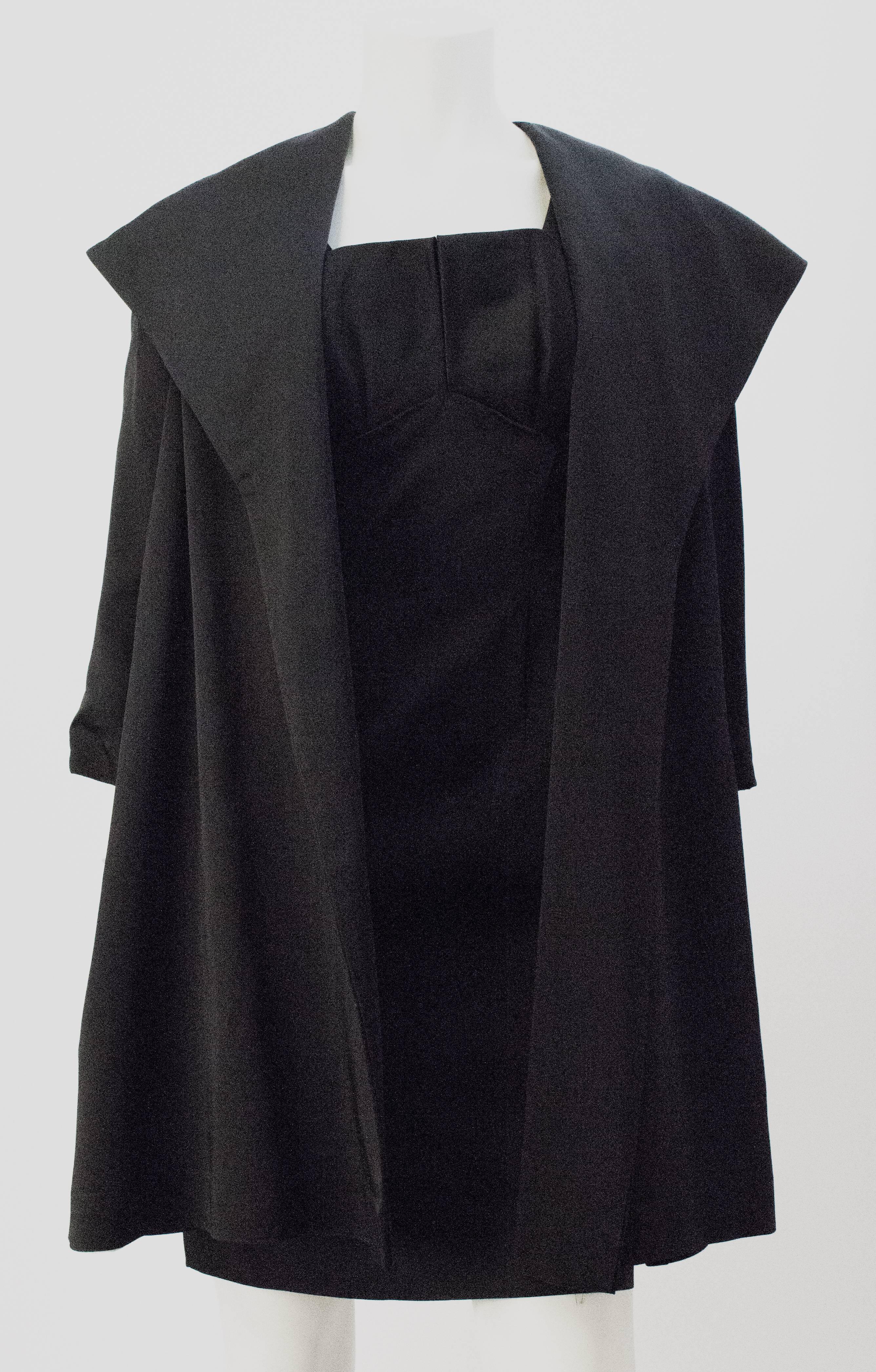 (Manteau seulement) Robe de cocktail des années 50 en satin noir avec un buste plissé et un manteau de soirée assorti en satin noir avec une doublure en satin champagne. Fermeture éclair centrale arrière en métal sur la robe.

Mesures de la robe