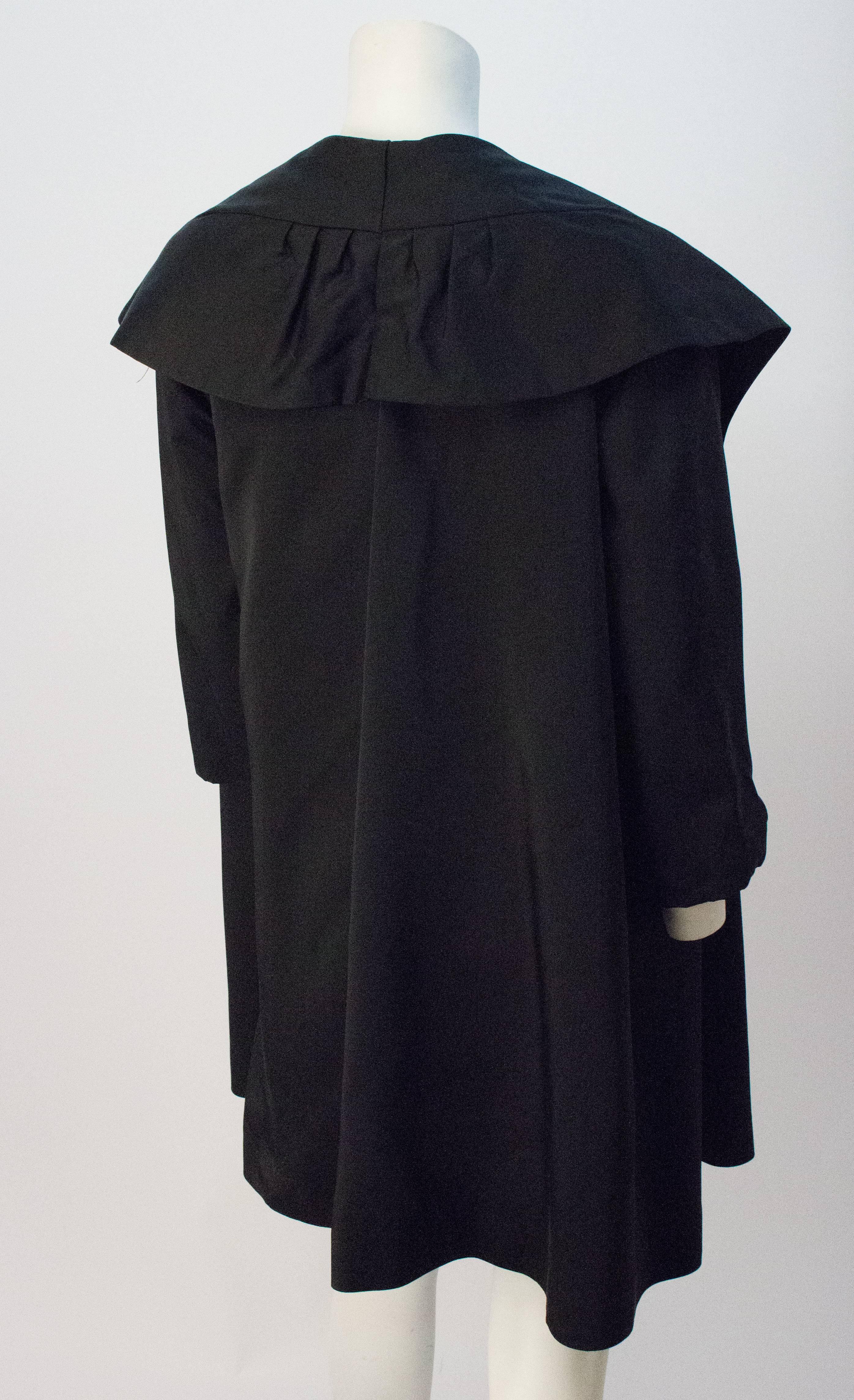 Noir Manteau de soirée en satin noir des années 50 (manteau uniquement) en vente
