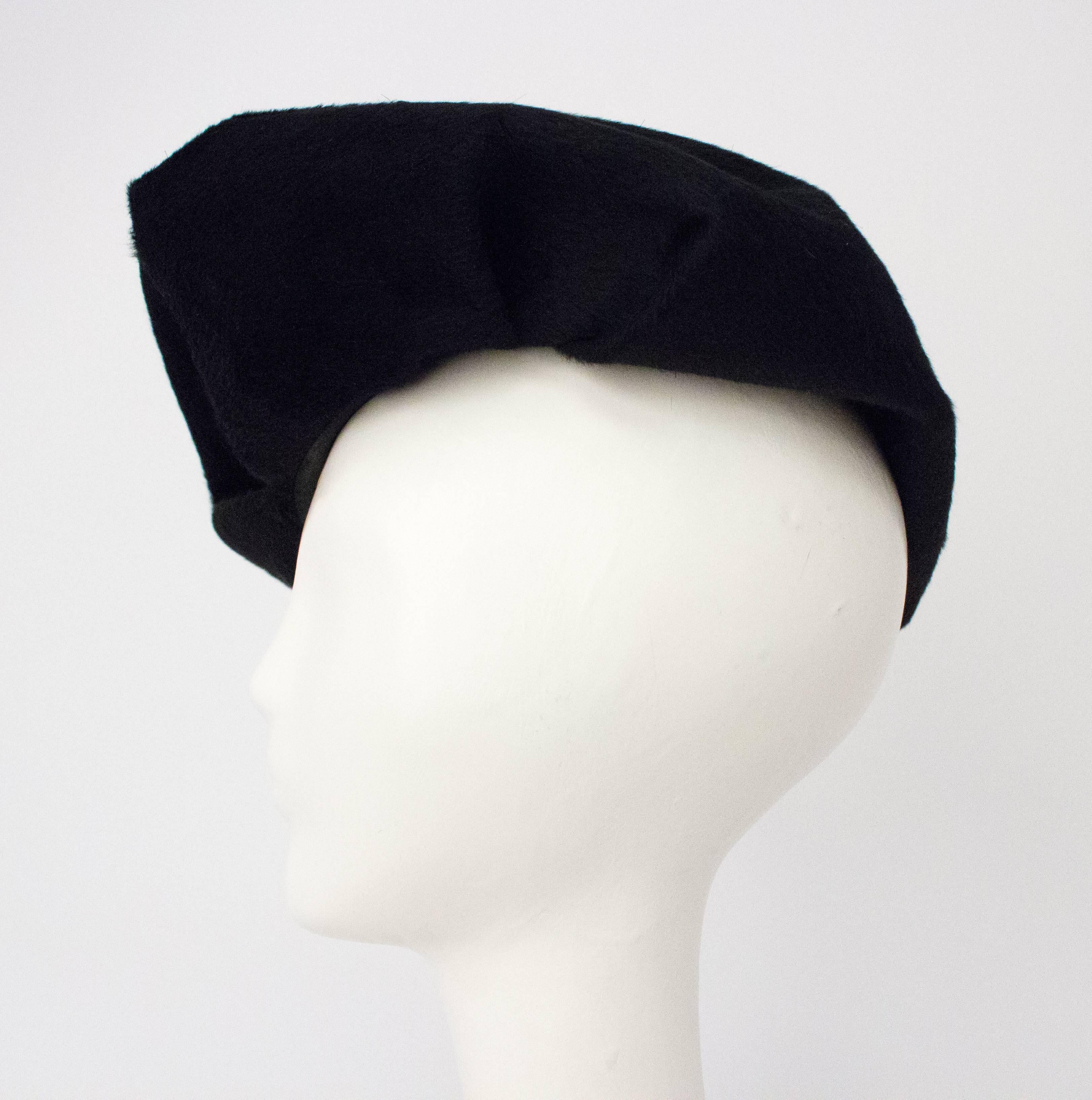 30s Hattie Carnegie Black Fur Felt Hat. Interior mesh scaffold. Grosgrain Interior band. 

Measurements:
Interior Circumference: 21inches