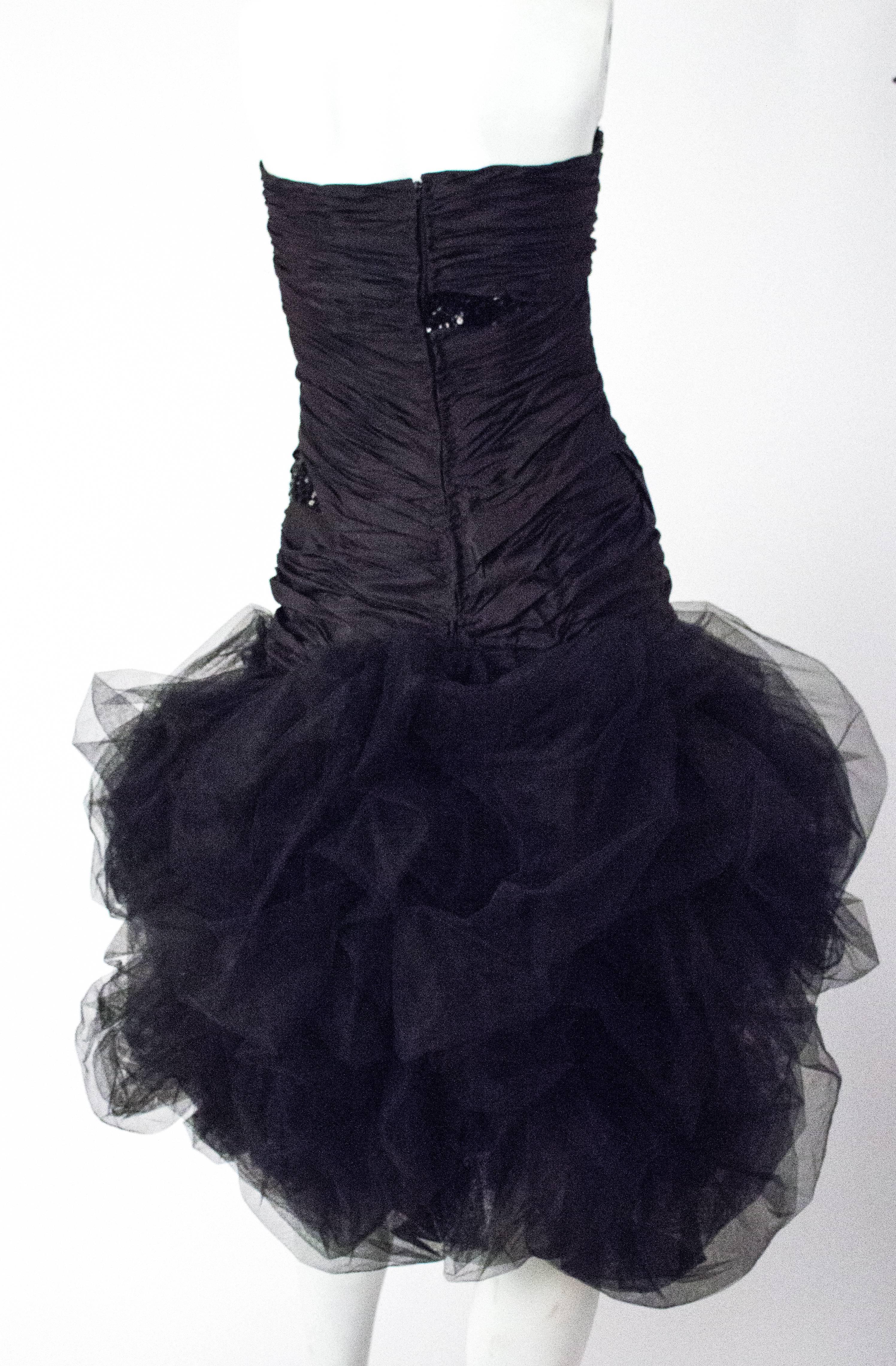 robe de cocktail en taffetas noir et paillettes Paul-Louis Orrier des années 80. 