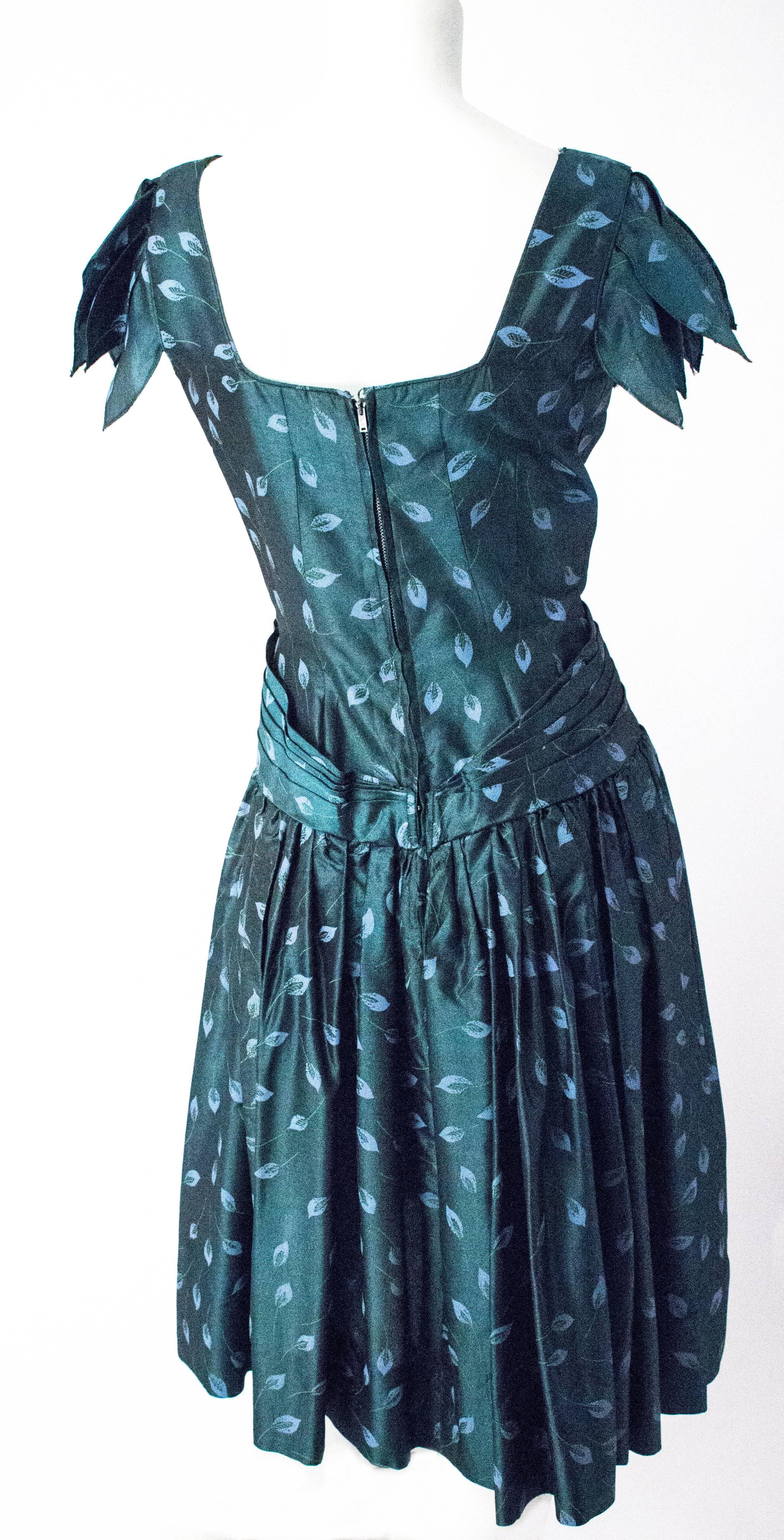 robe à manches pétales en taffetas de soie des années 50 I Magnin à taille tombante avec broche
