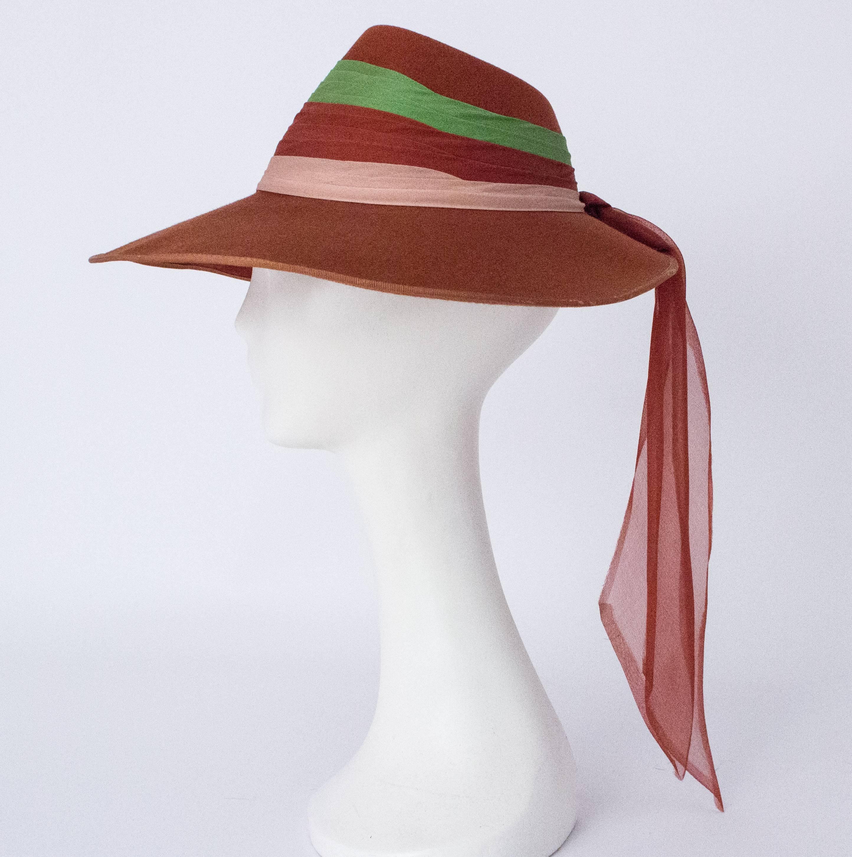 40s Wool Felt Hat with Silk Chiffon Tricolored Band In Good Condition For Sale In San Francisco, CA