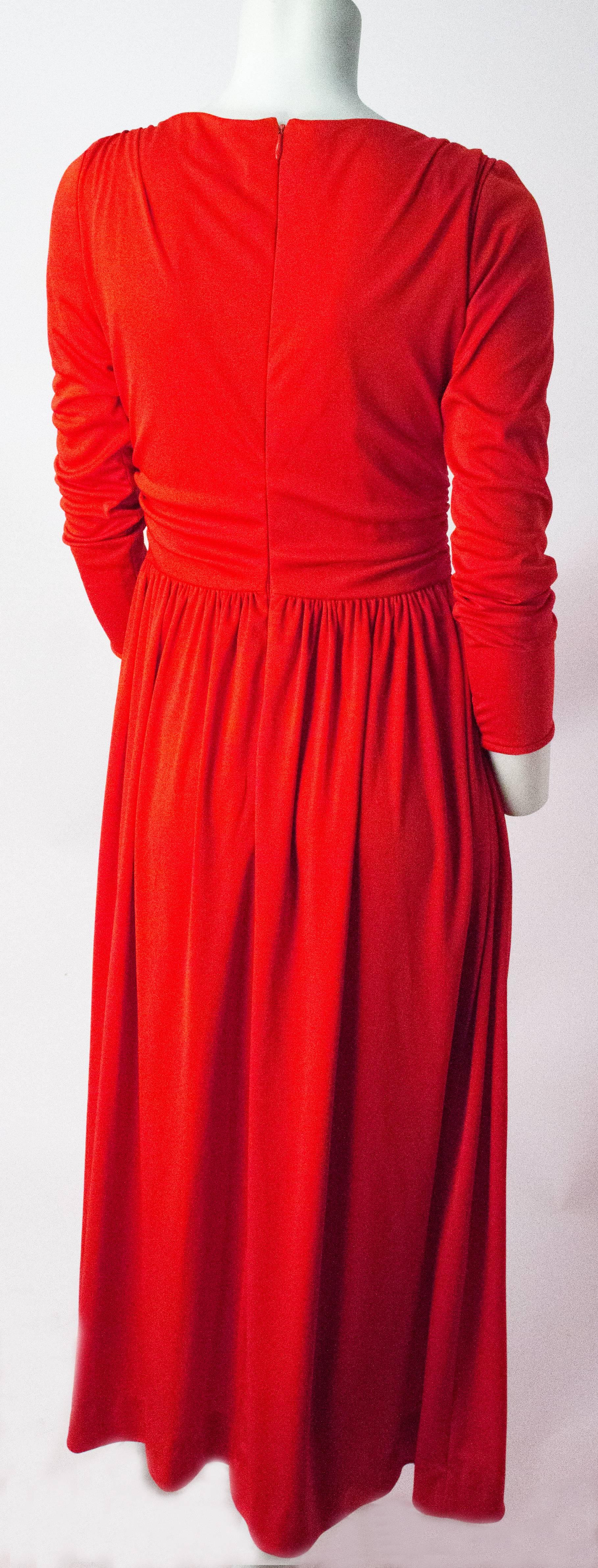 Rouge Robe longue à manches longues en jersey de soie rouge avec corsage froncé et corsage froncé, années 70 en vente