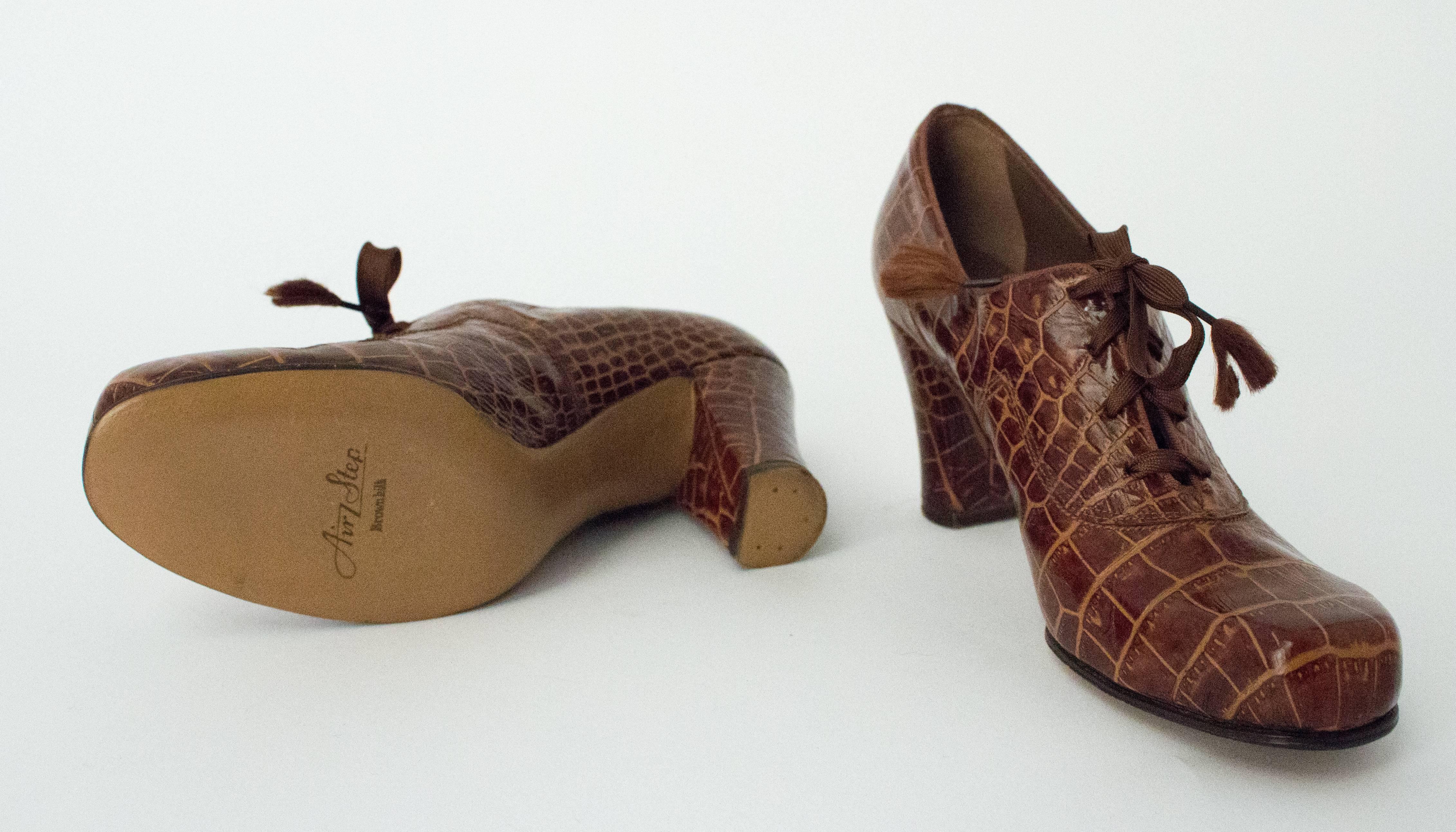 Marron Escarpin à lacets en faux crocodile des années 40 en vente