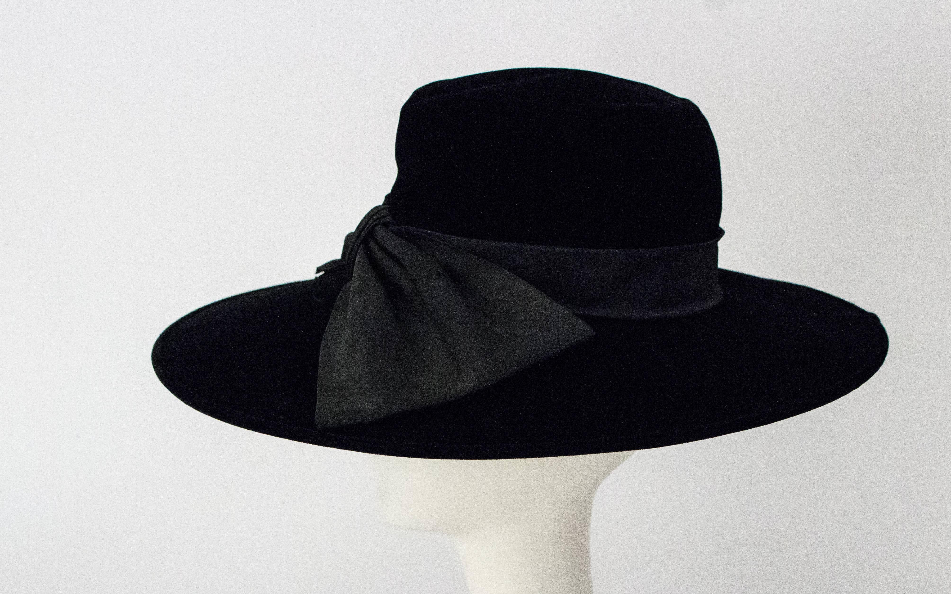 60s Black Velvet Bow Hat Audrey Hepburn Style 

21.5