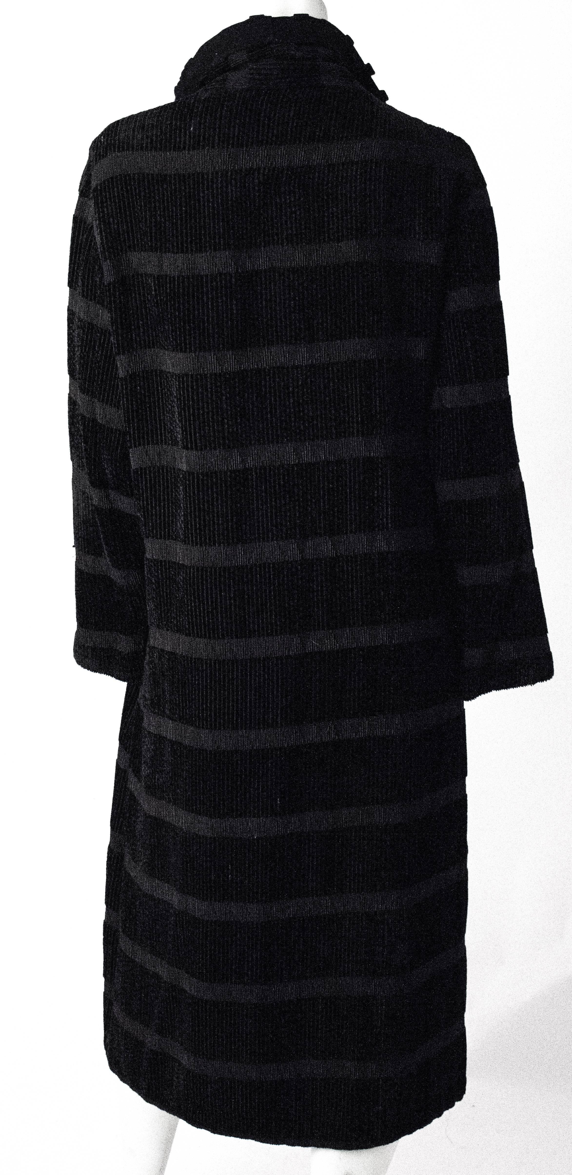 Cappotto anni '20 in corda di seta nera. Un cappotto quasi centenario in condizioni indossabili. Circa una taglia US 4-8 a causa della vestibilità ampia dello stile degli anni Venti. 