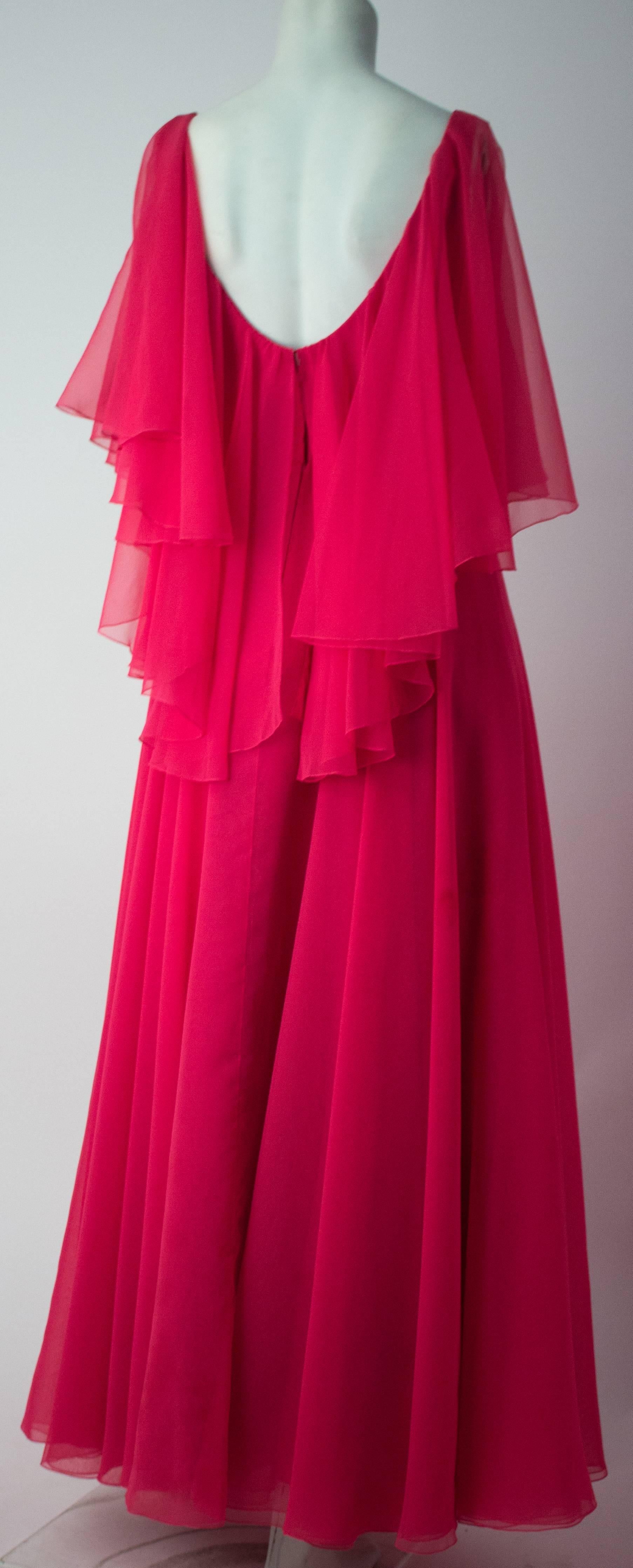 70er Jahre Schockierendes rosa Chiffon-Rüschen-Kleid. Empire-Taille. Reißverschluss hinten.