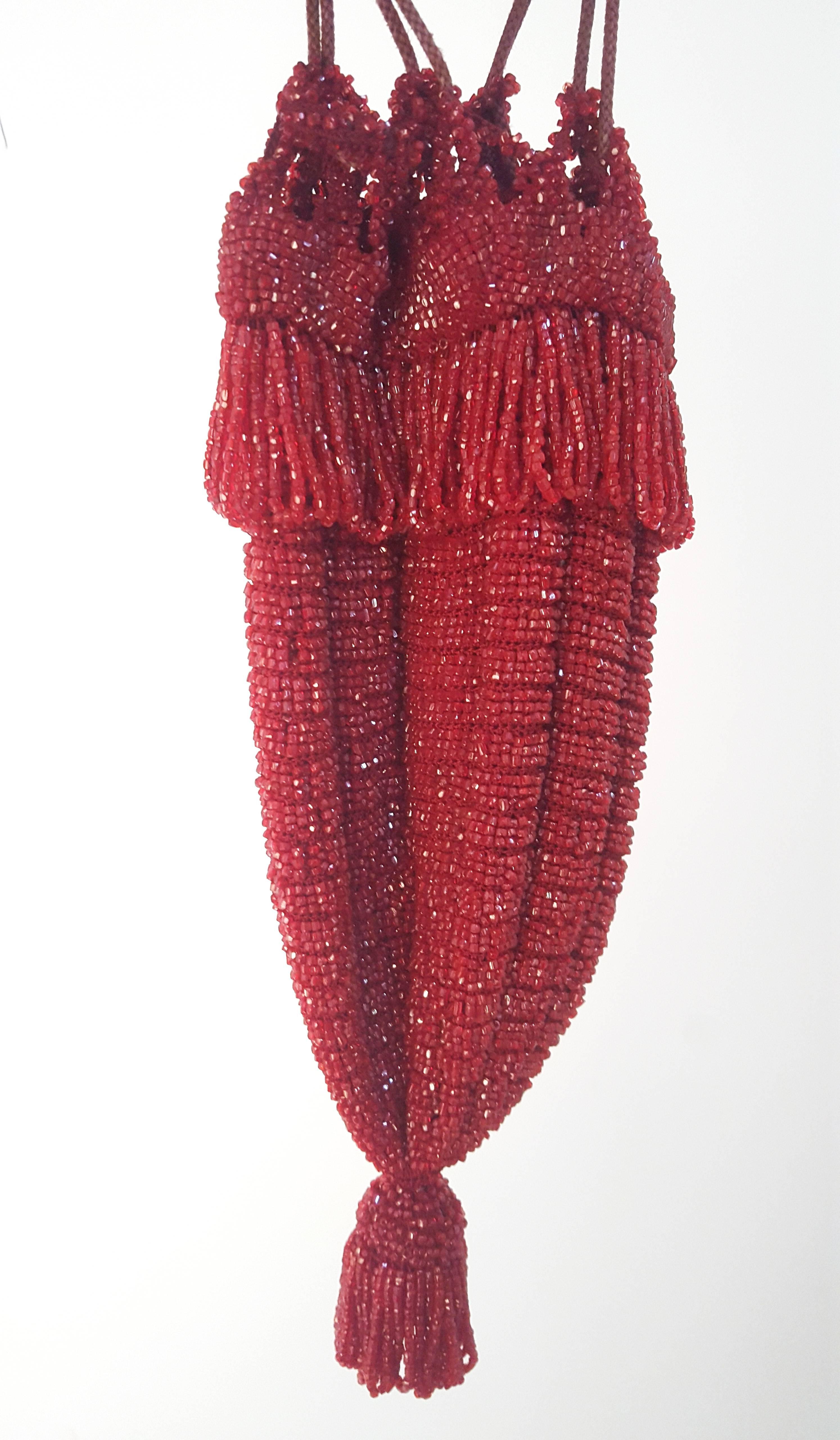 20er Jahre Rote Perlenhandtasche mit Kordelzug. Seidenfutter in ausgezeichnetem Zustand. 
