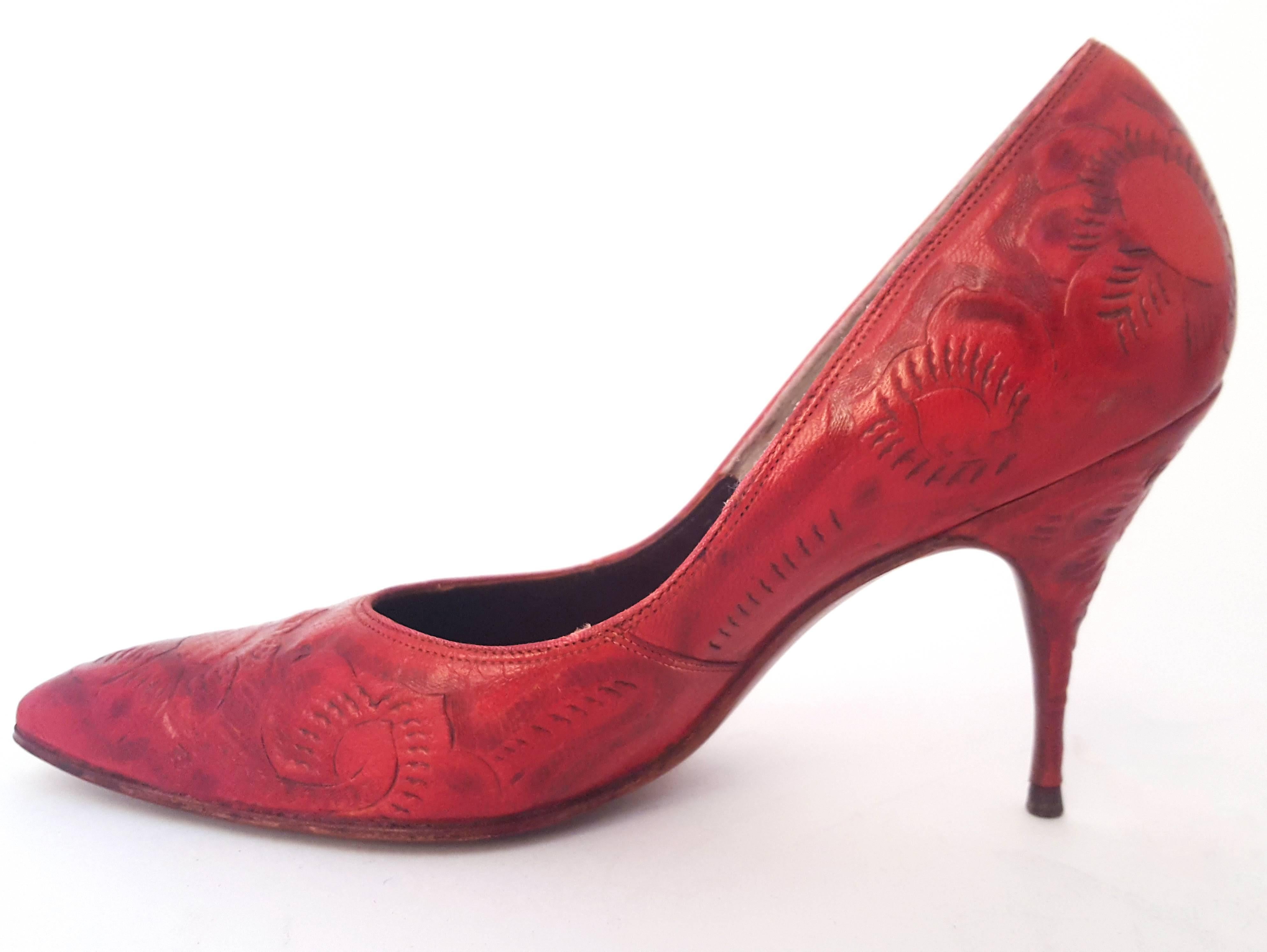 Rouge Chaussures à talons mexicaines rouges en cuir ouvragé à la main, années 50 en vente
