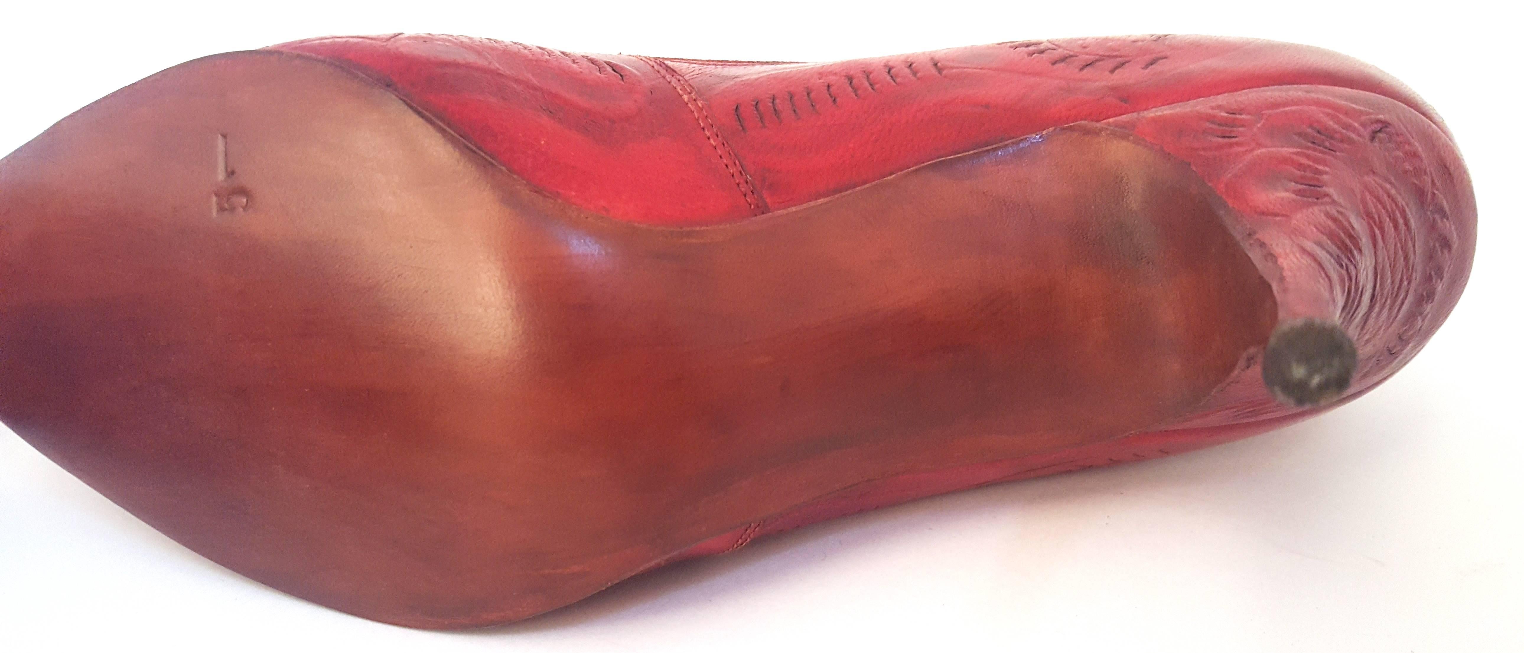Chaussures à talons mexicaines rouges en cuir ouvragé à la main, années 50 Pour femmes en vente