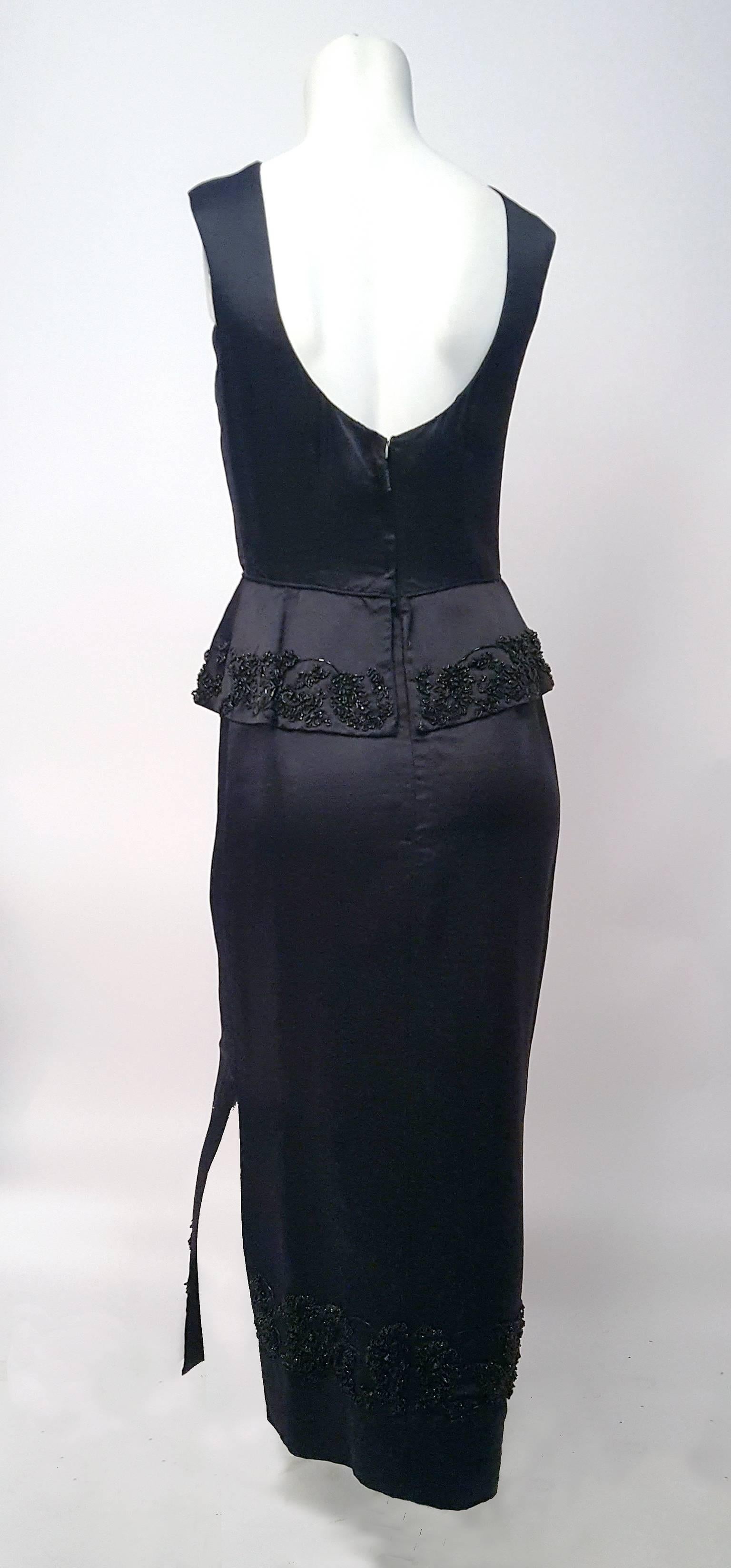 Noir Robe colonne noire perlée des années 60 avec péplum en vente