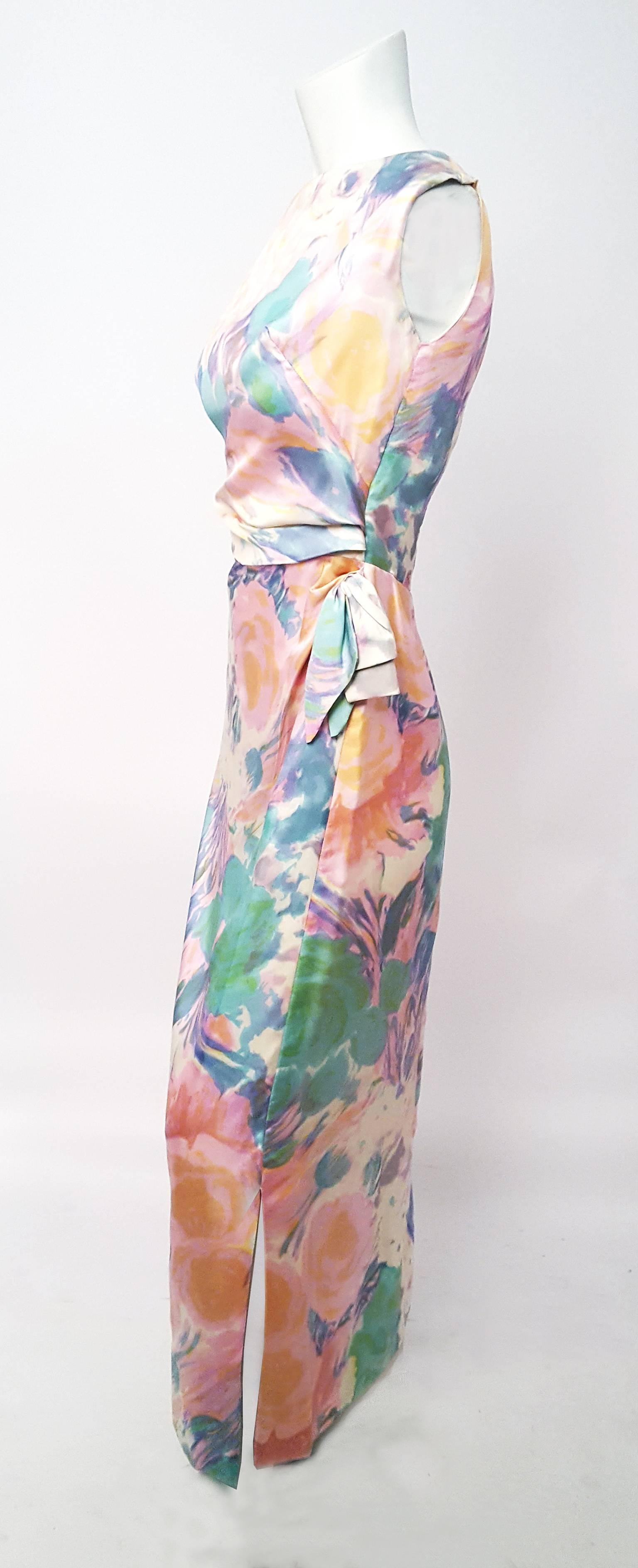 60er Jahre Pastellfarbenes Seidensäulenkleid mit Aquarelldruck. Reißverschluss hinten.