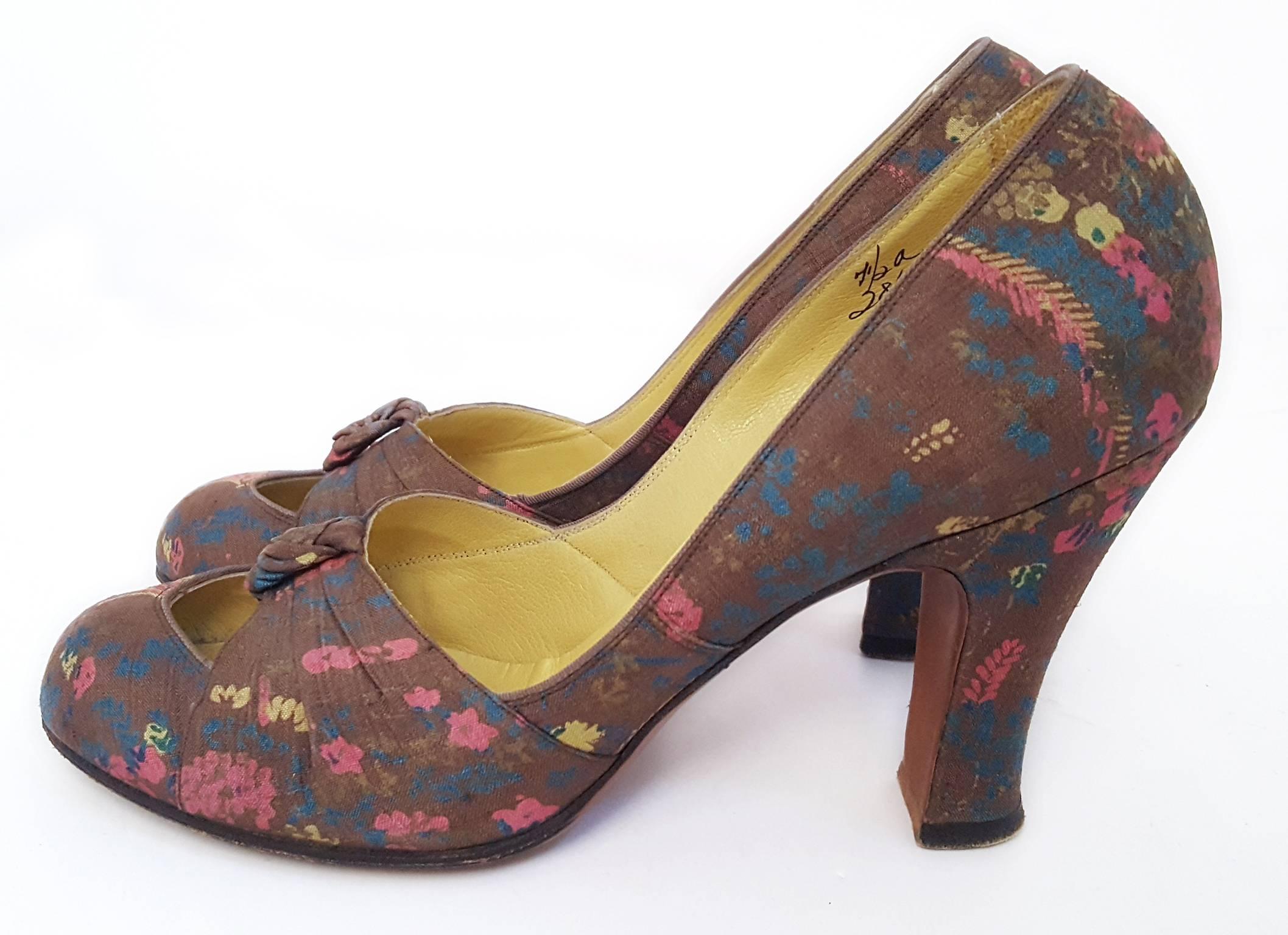 50s Satin Print Heel. Aprox size US 7 N. 

10" insole
3" palm of foot
2 1/4" heel