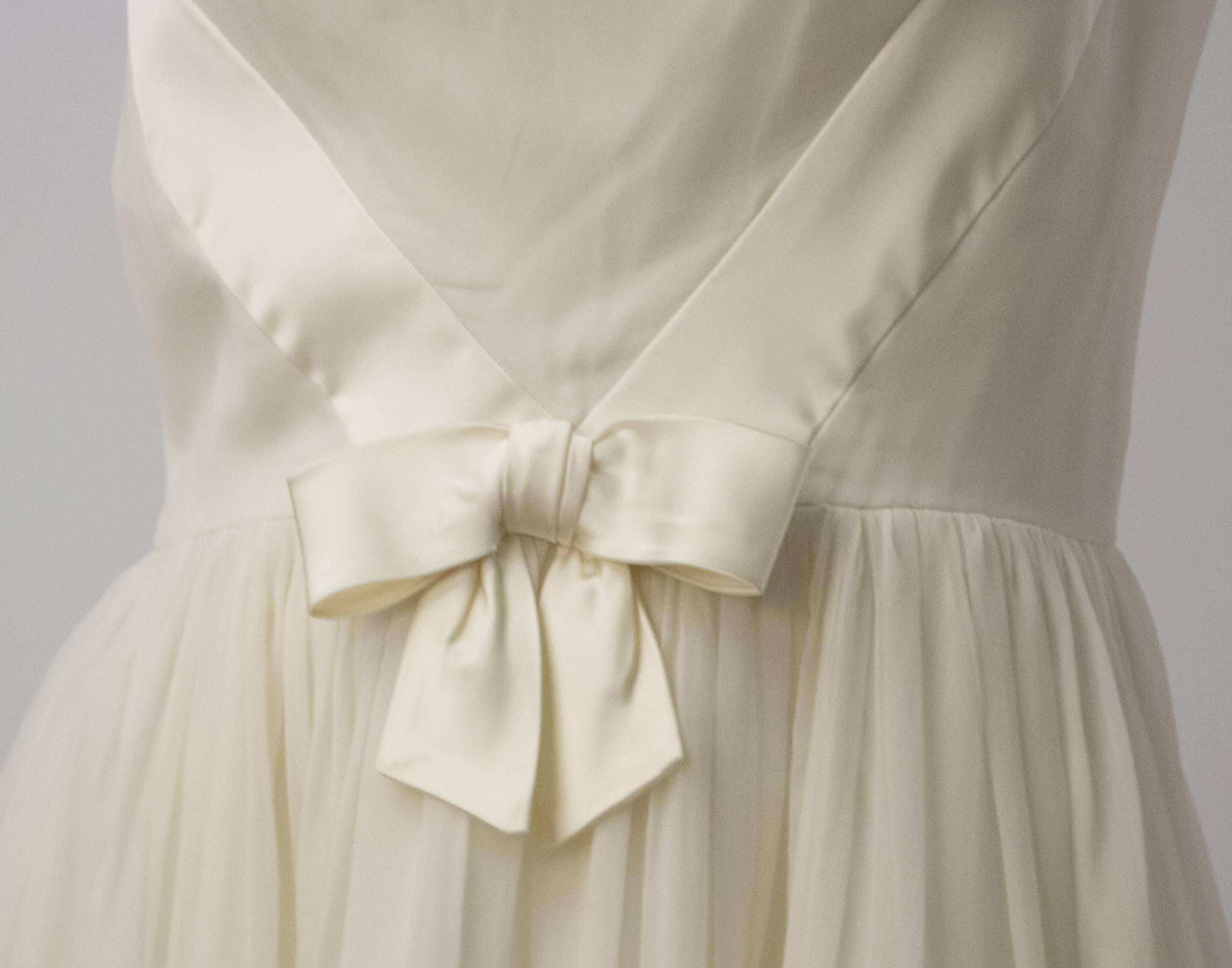 Gris Robe de soirée en mousseline de soie et satin blanche des années 50 en vente