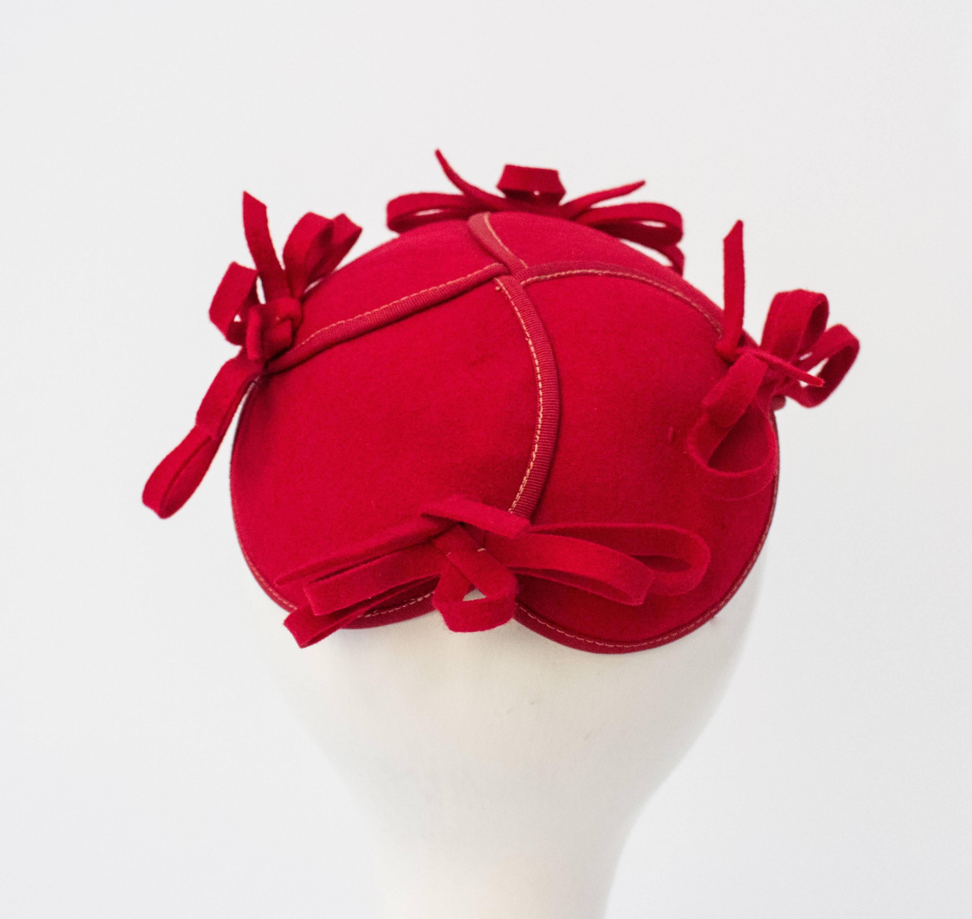 Chapeau en feutre rouge avec nœuds (années 1930) Excellent état - En vente à San Francisco, CA
