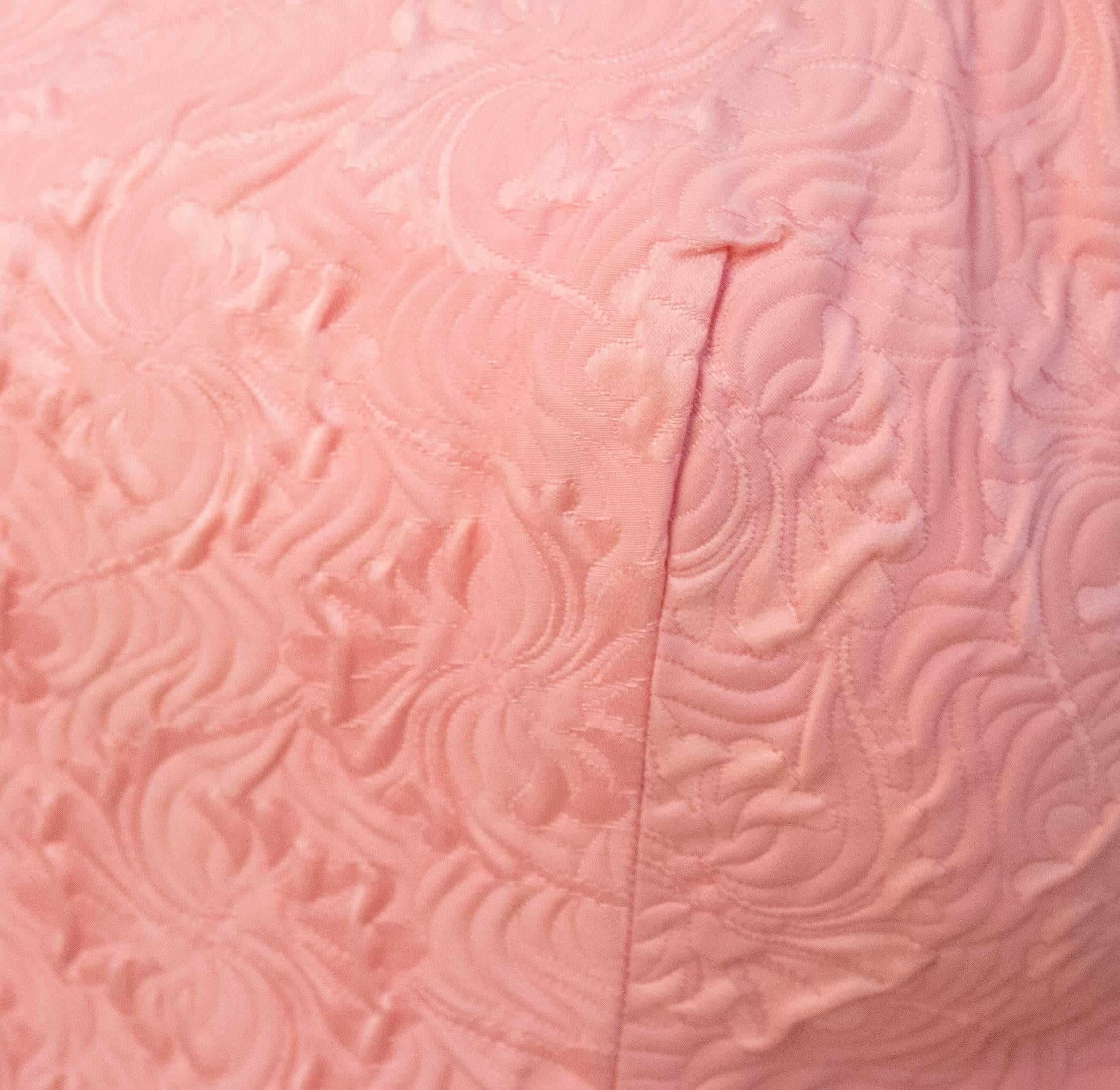 Robe colonne rose des années 60 avec appliques en dentelle Excellent état - En vente à San Francisco, CA