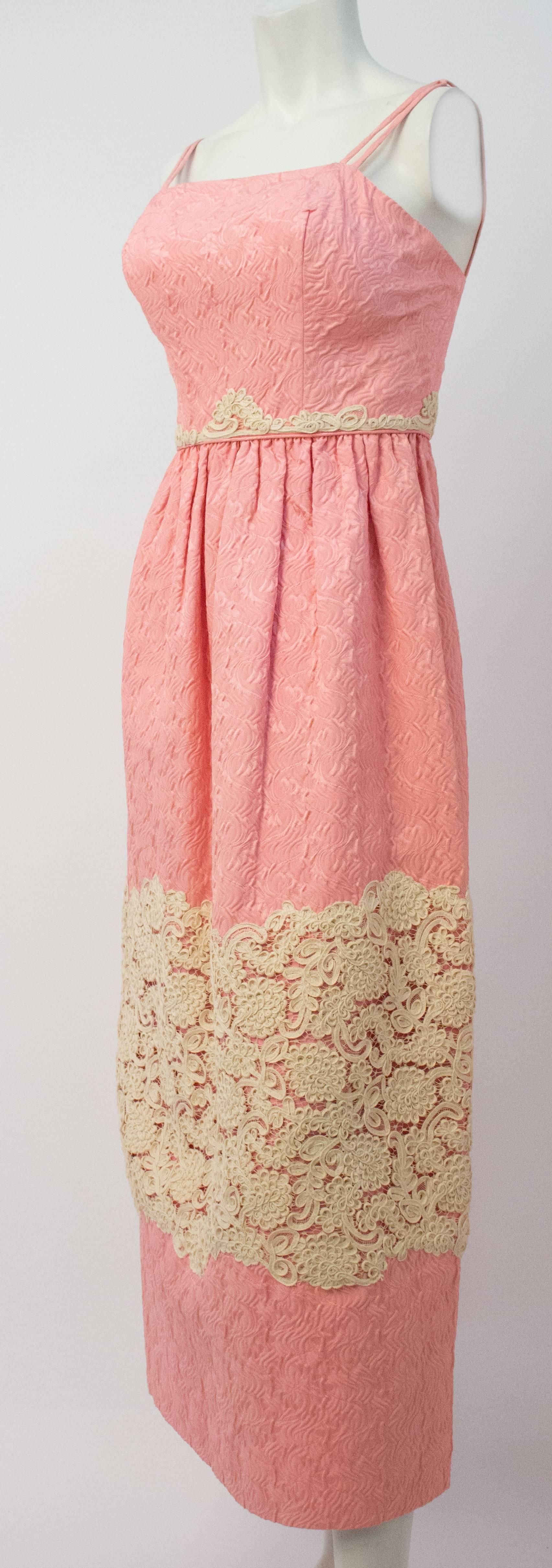 60er Jahre Rosa Säulenkleid mit Spitzenapplikation. Vollständig gefüttertes, entbeintes Mieder. Reißverschluss hinten aus Metall.