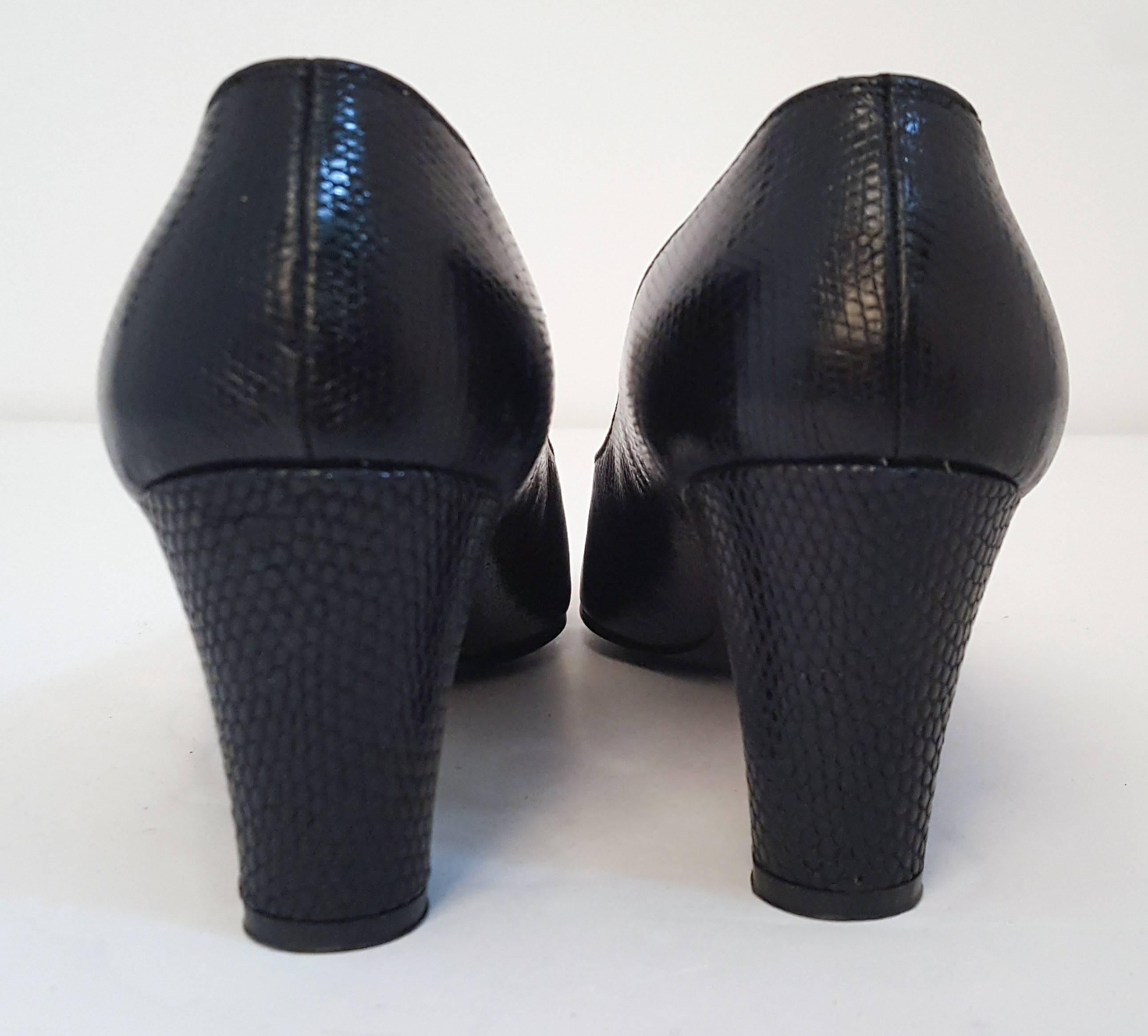 Noir Chaussures à talons bas en cuir pressé noir, années 60 en vente