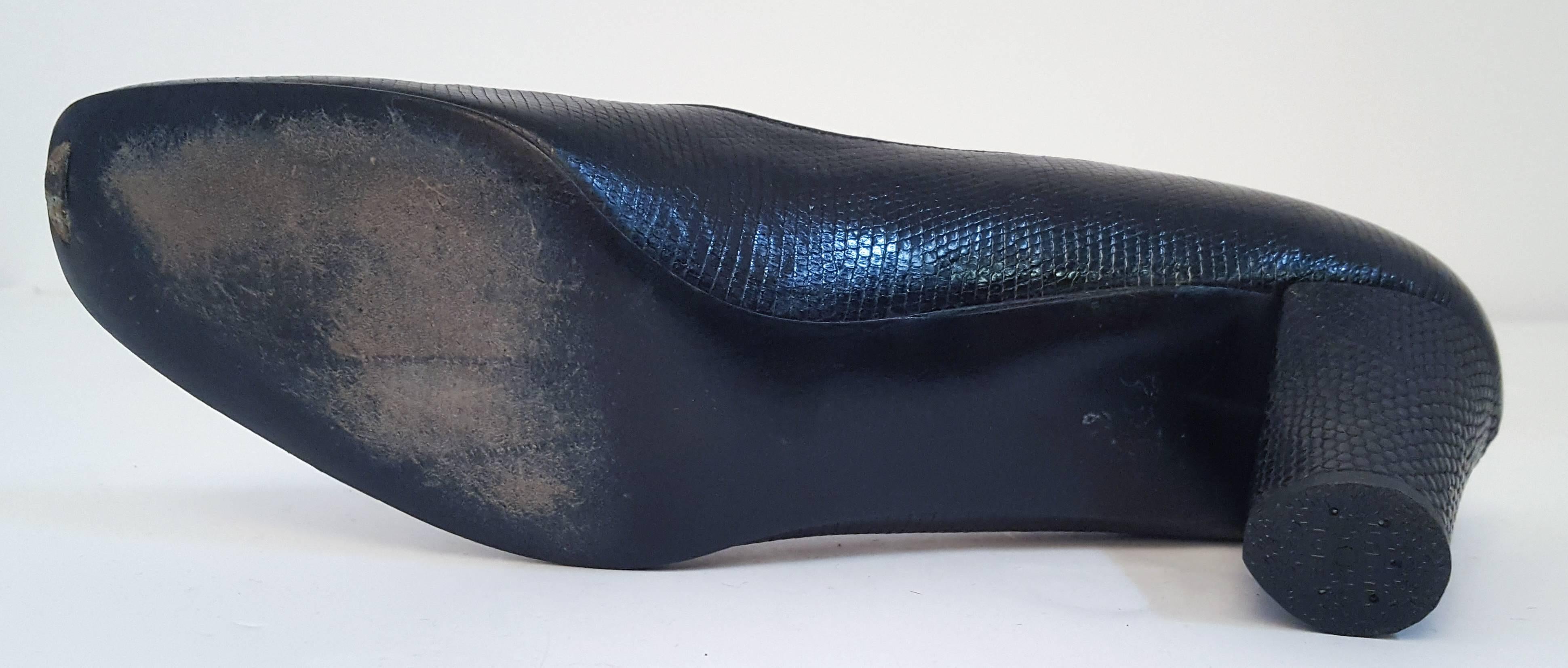 Chaussures à talons bas en cuir pressé noir, années 60 Pour femmes en vente