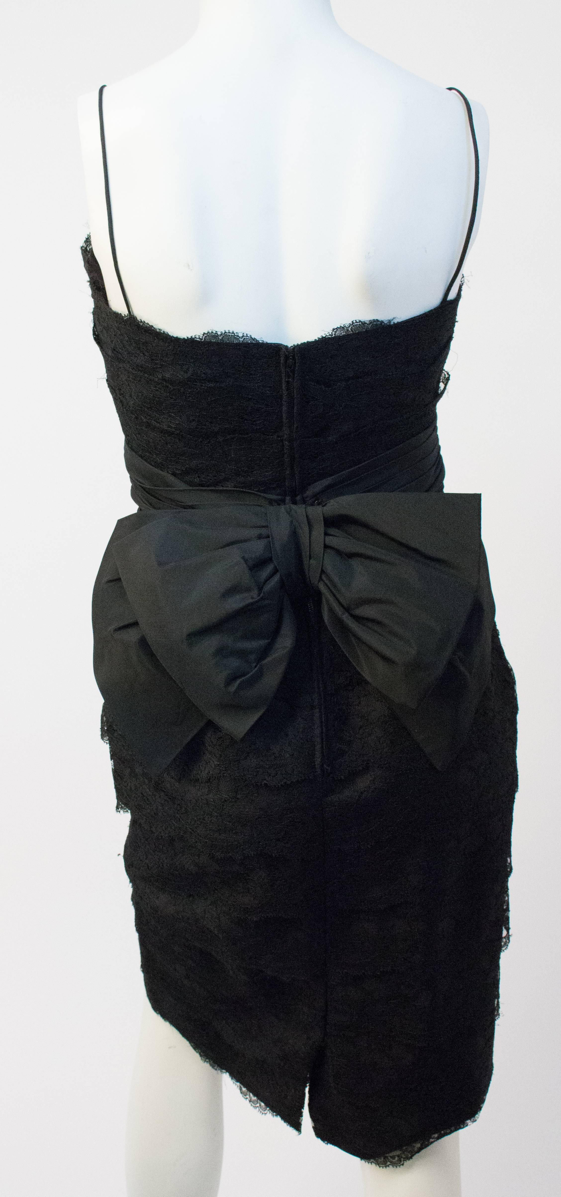 Robe des années 50 en dentelle noire avec nœud dans le dos. 