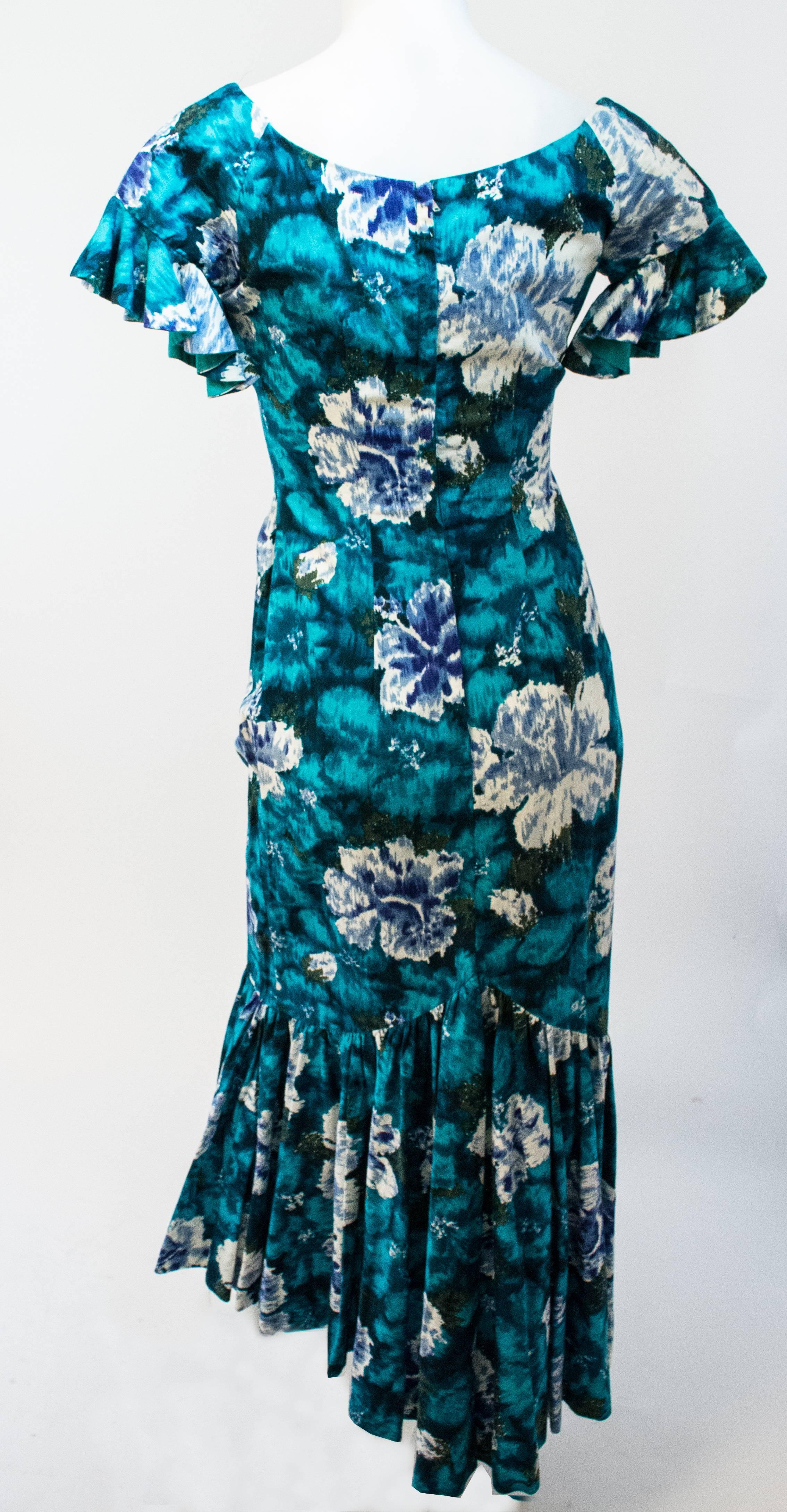 Bleu Robe à imprimé floral de style flamenco en coton des années 50 en vente