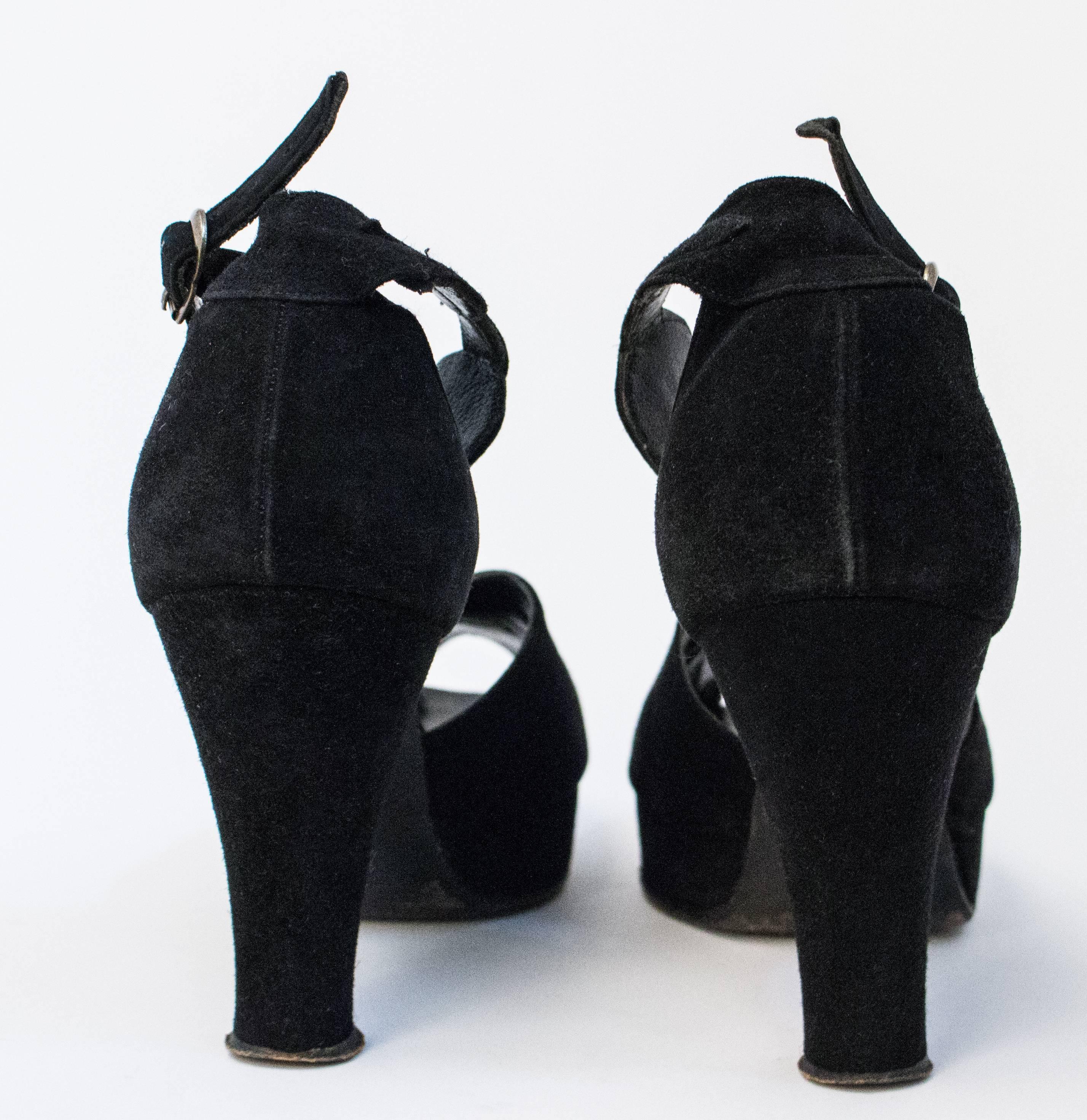Noir Chaussures compensées en daim noir - années 40 en vente