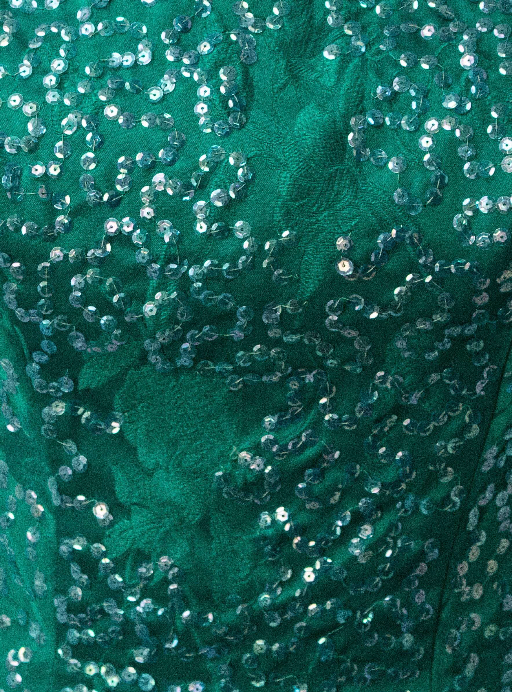 60er Jahre Grünes Jacquard-Kleid mit Pailletten-Mieder. Gefüttertes Mieder. Reißverschluss hinten aus Metall.