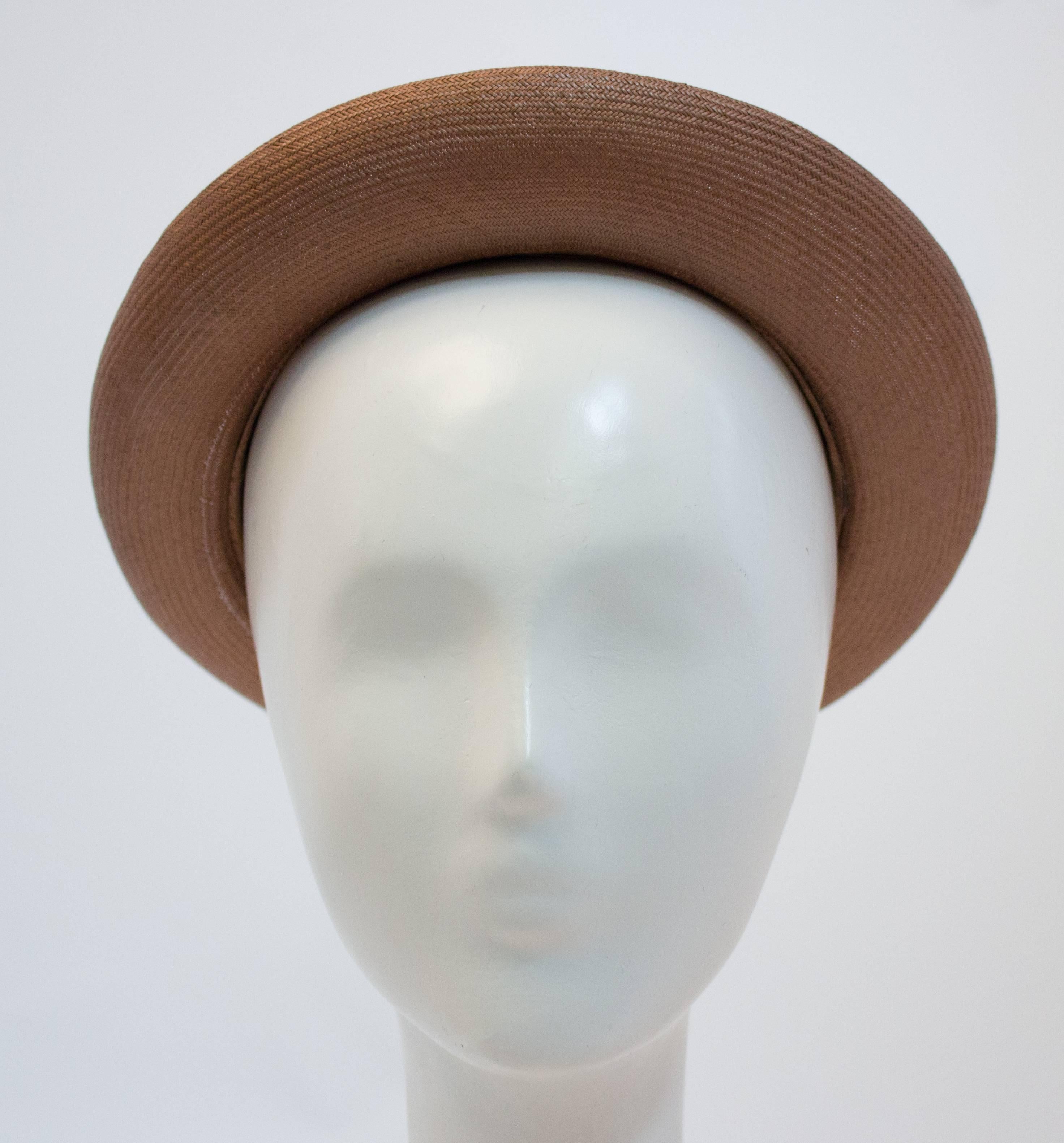 Gris Hattie Carnegie - Chapeau d'été en paille, années 50 en vente